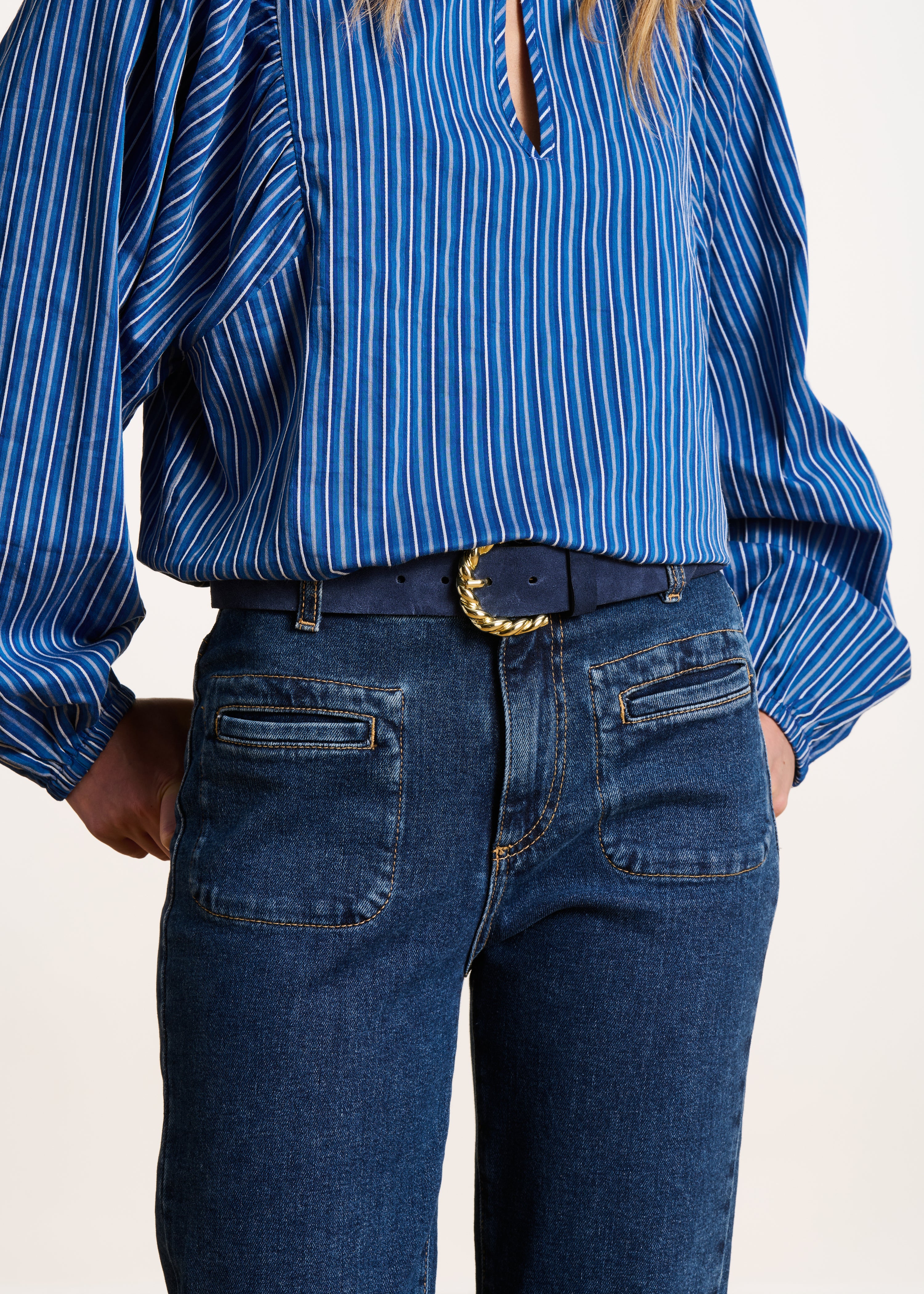 Ceinture bleue en cuir boucle twistée