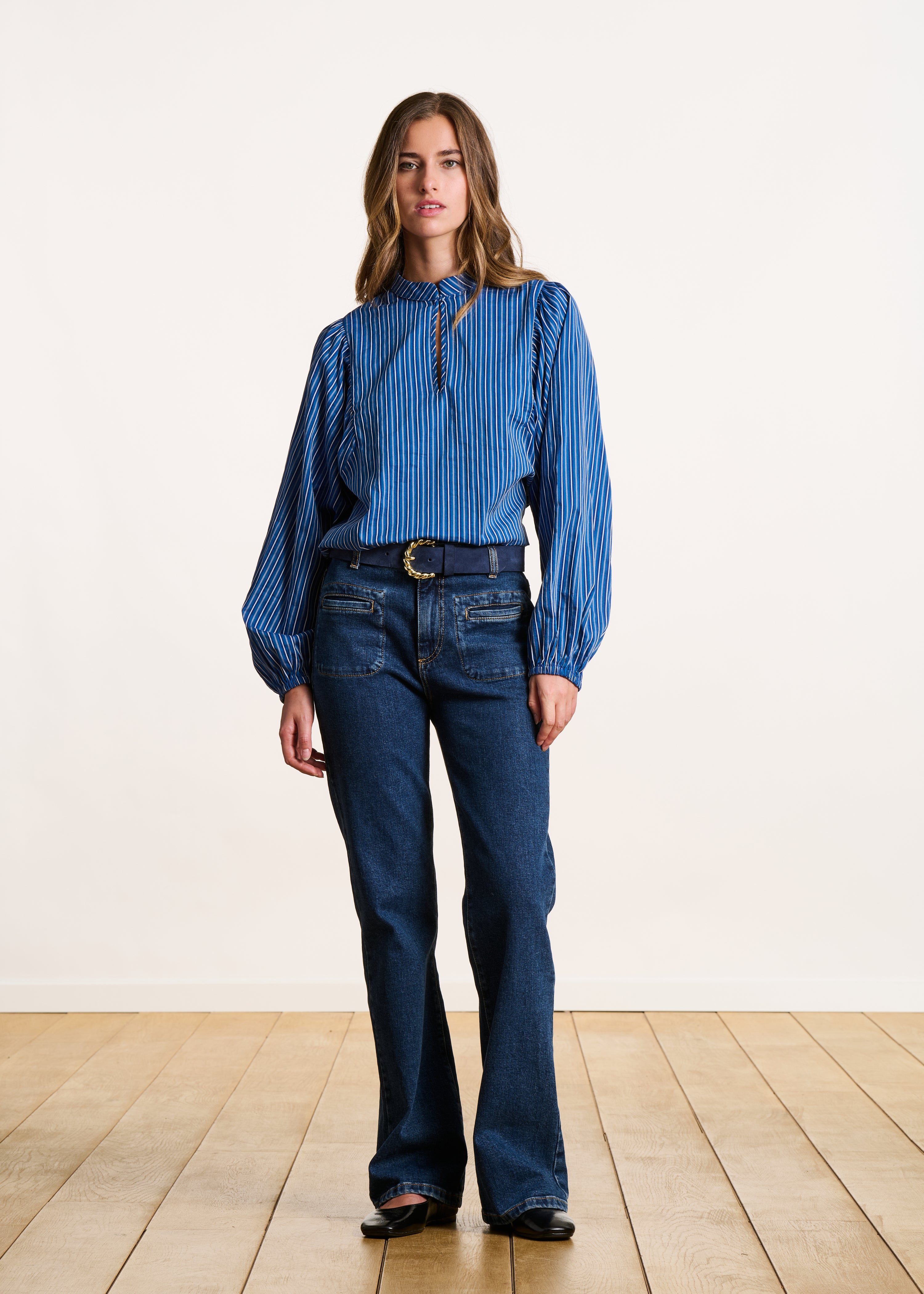 Ceinture bleue en cuir boucle twistée