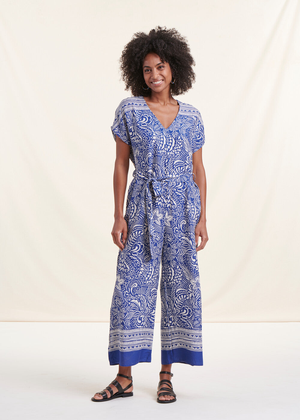 Blauwe soepele jumpsuit met korte mouwen en bloemenprint