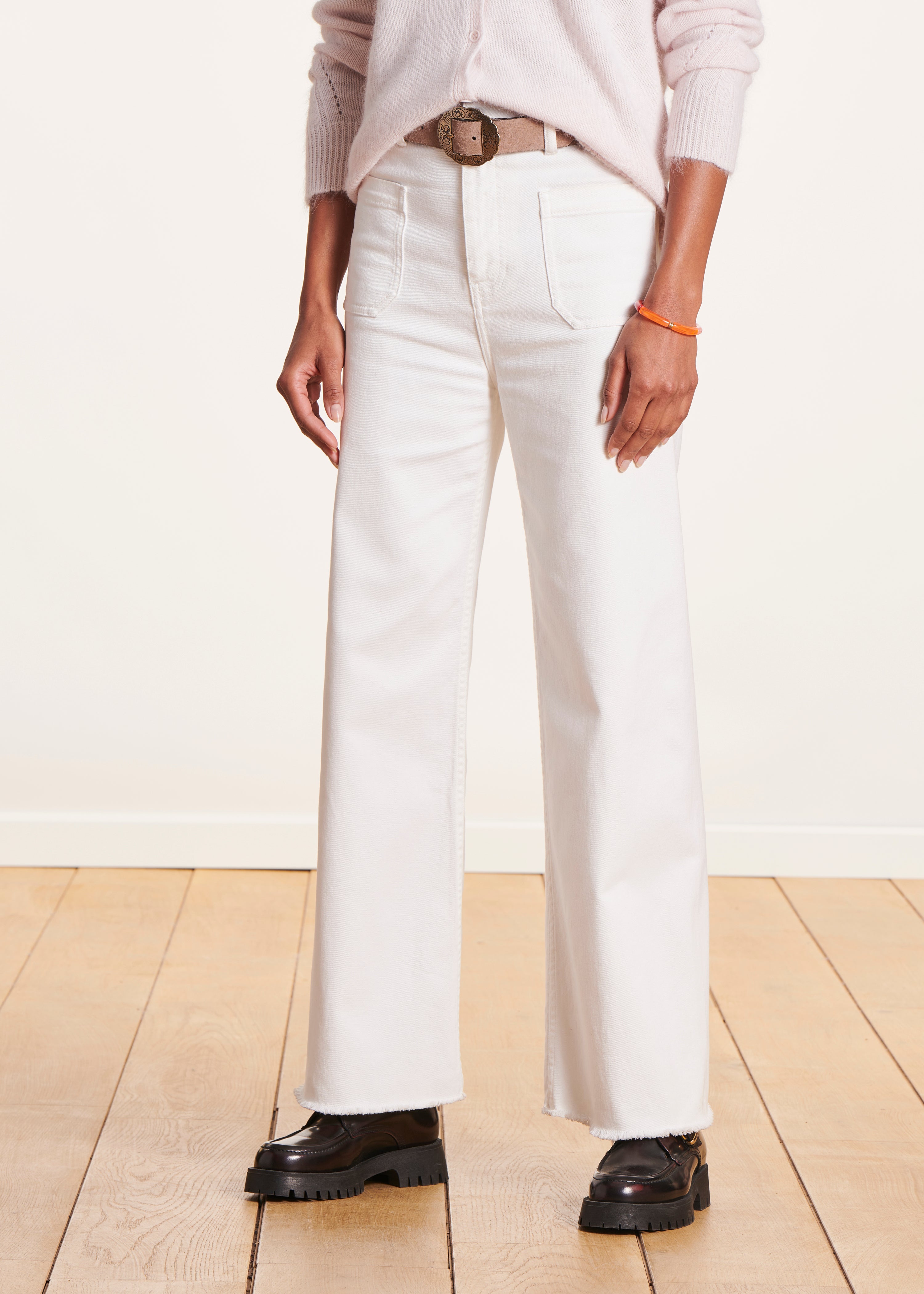 White high-waisted flare jeans in organic cotton