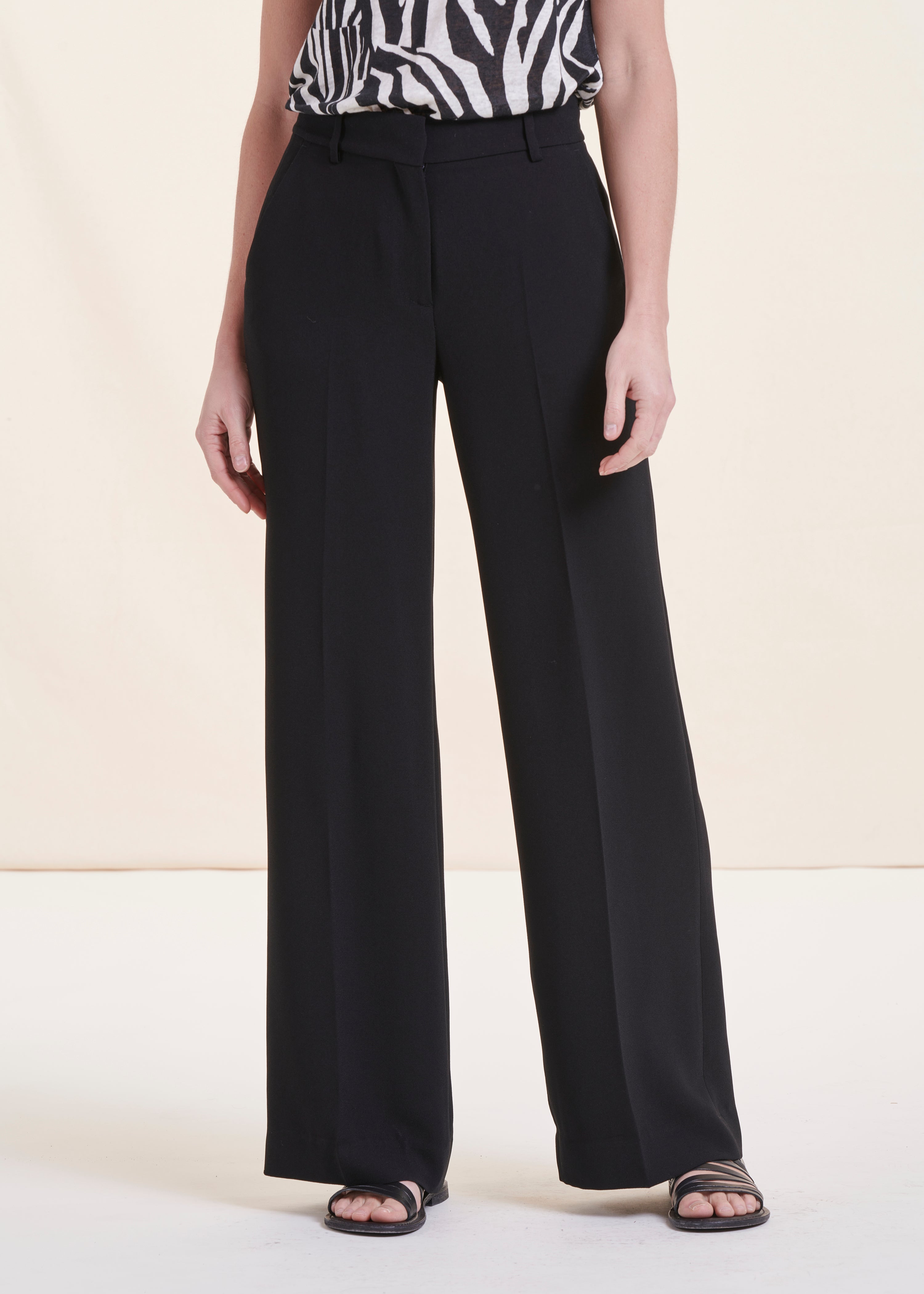 Pantalon droit noir en tissu crêpe