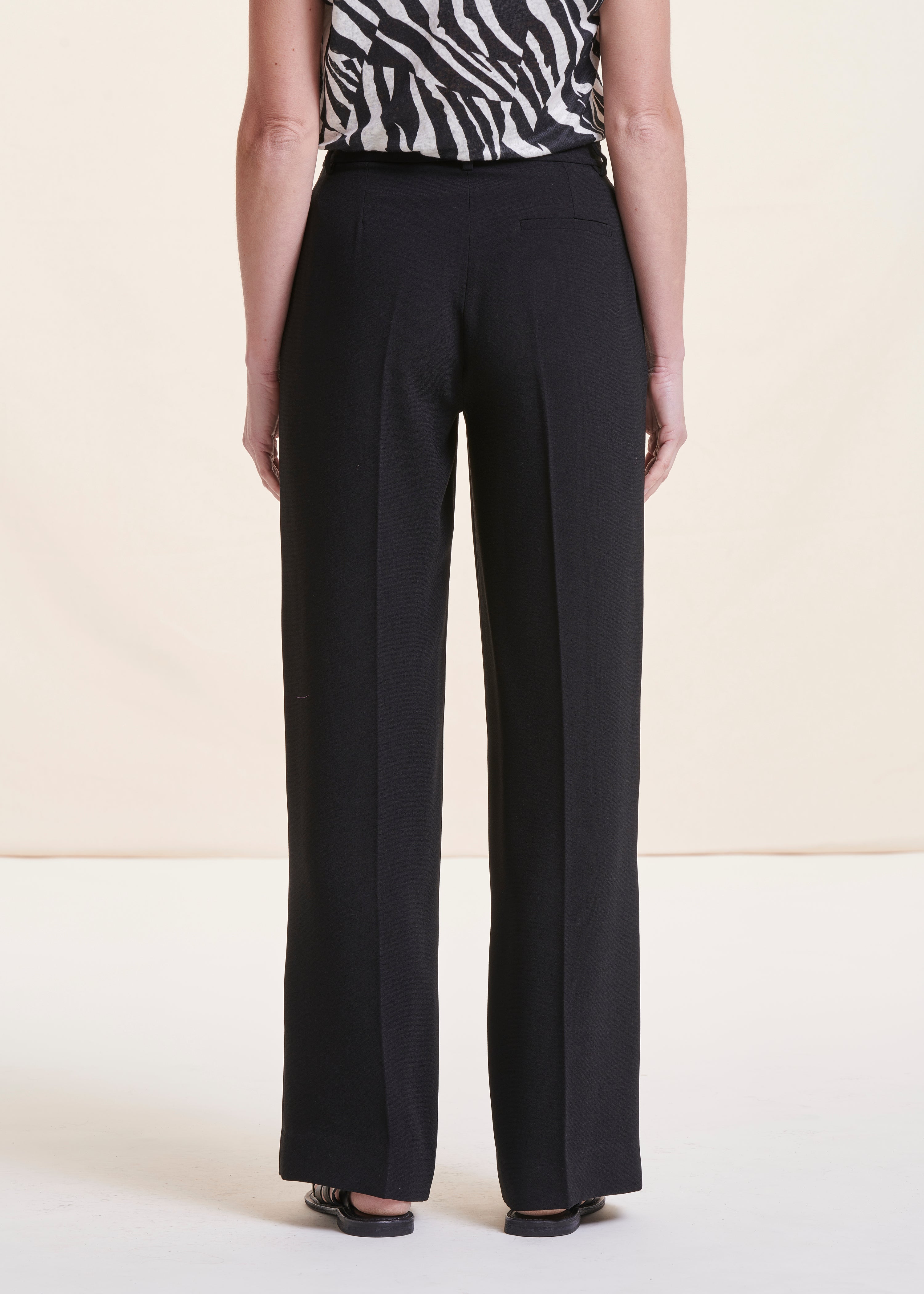 Pantalon droit noir en tissu crêpe