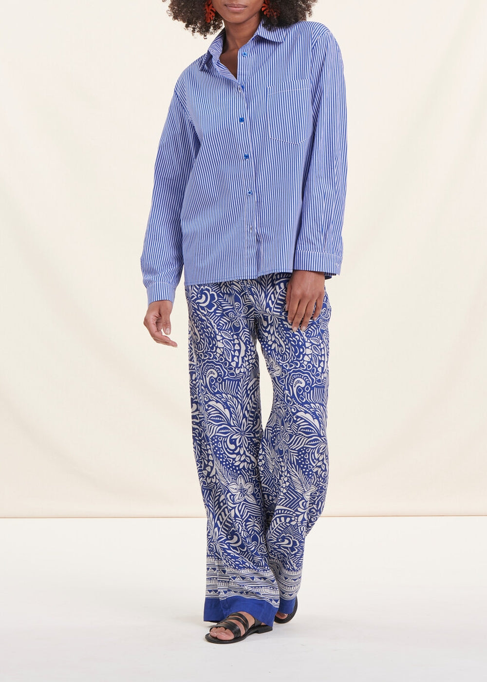 Pantalon fluide bleu taille élastique à fleurs