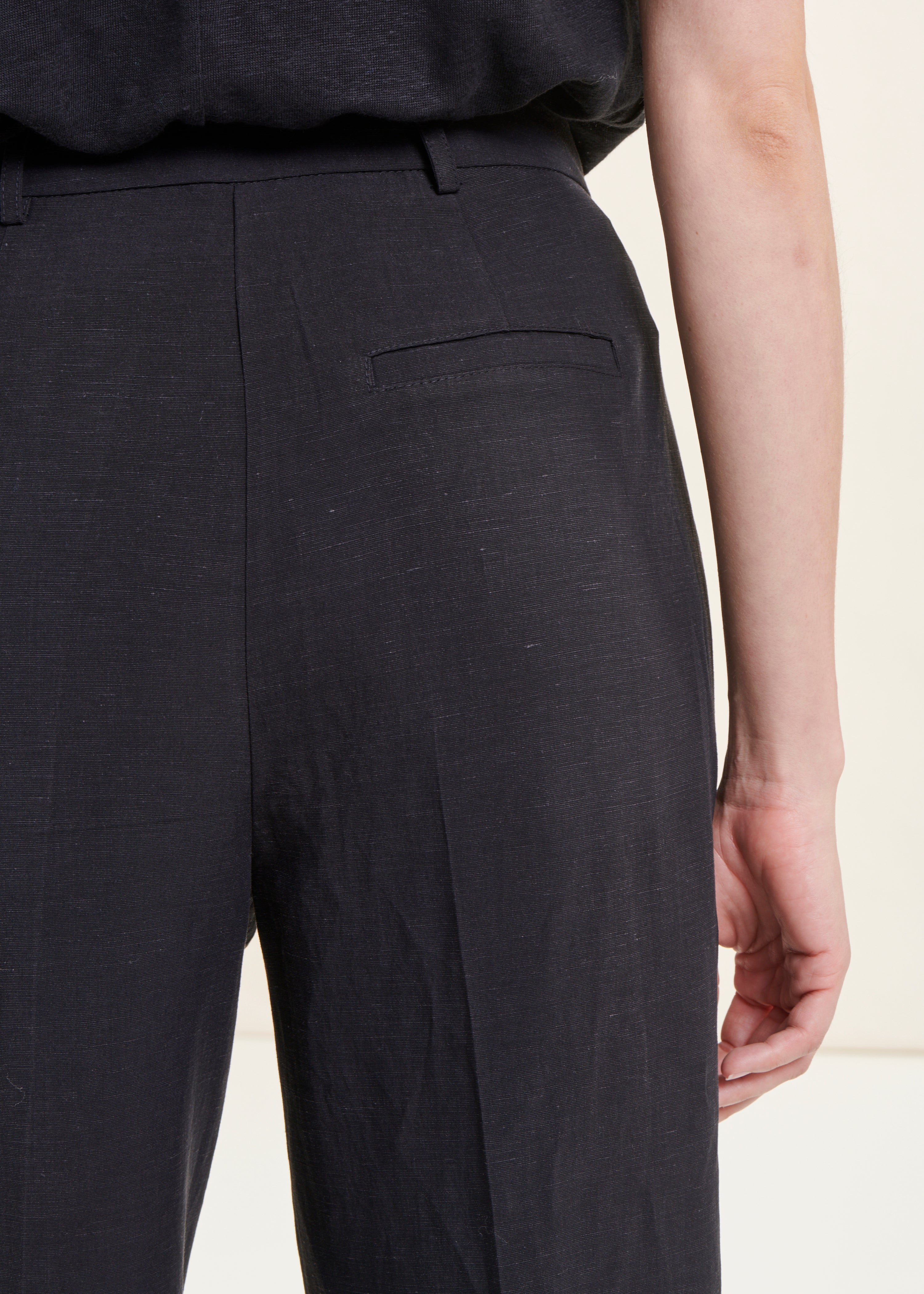 Black straight pants in viscose linen