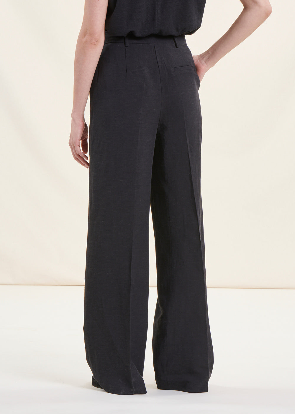 Black straight pants in viscose linen