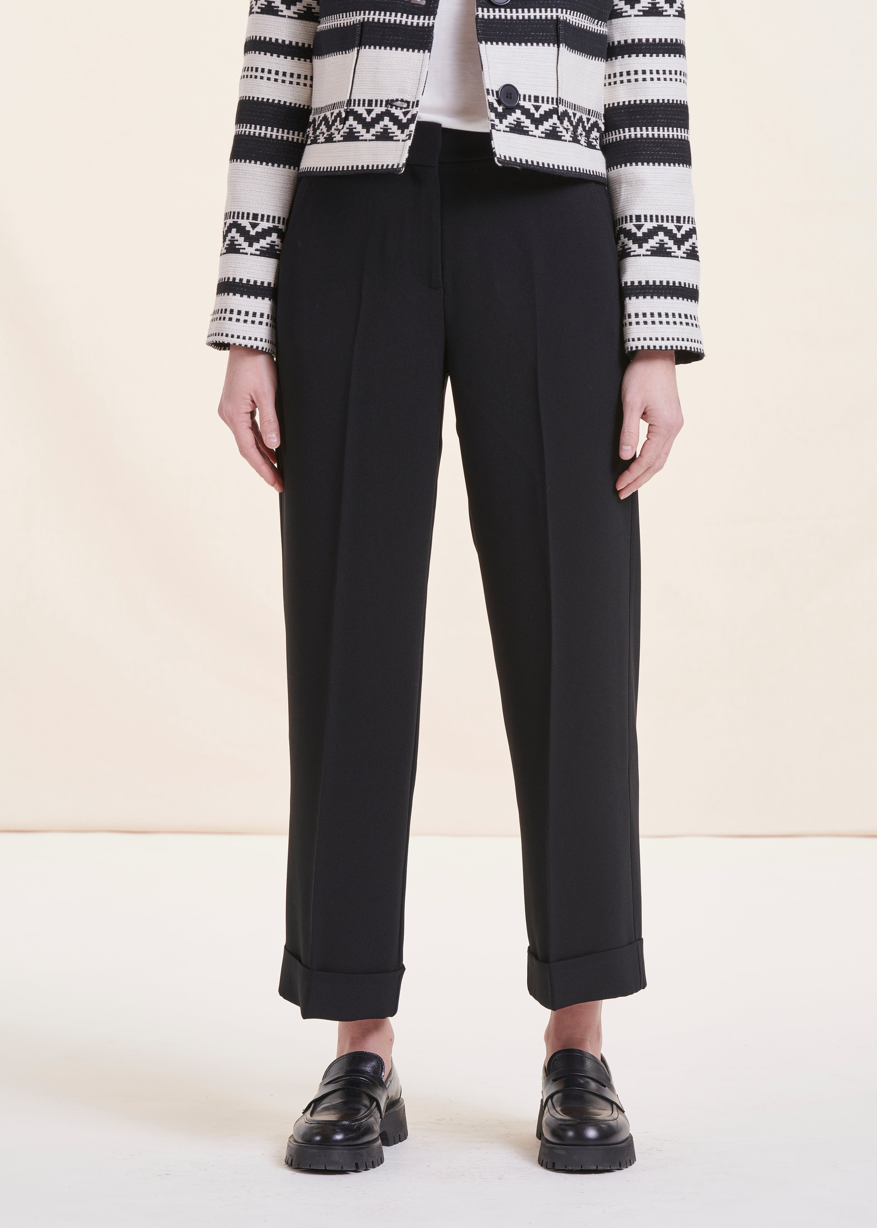 7/8th straight black trousers in crepe fabric