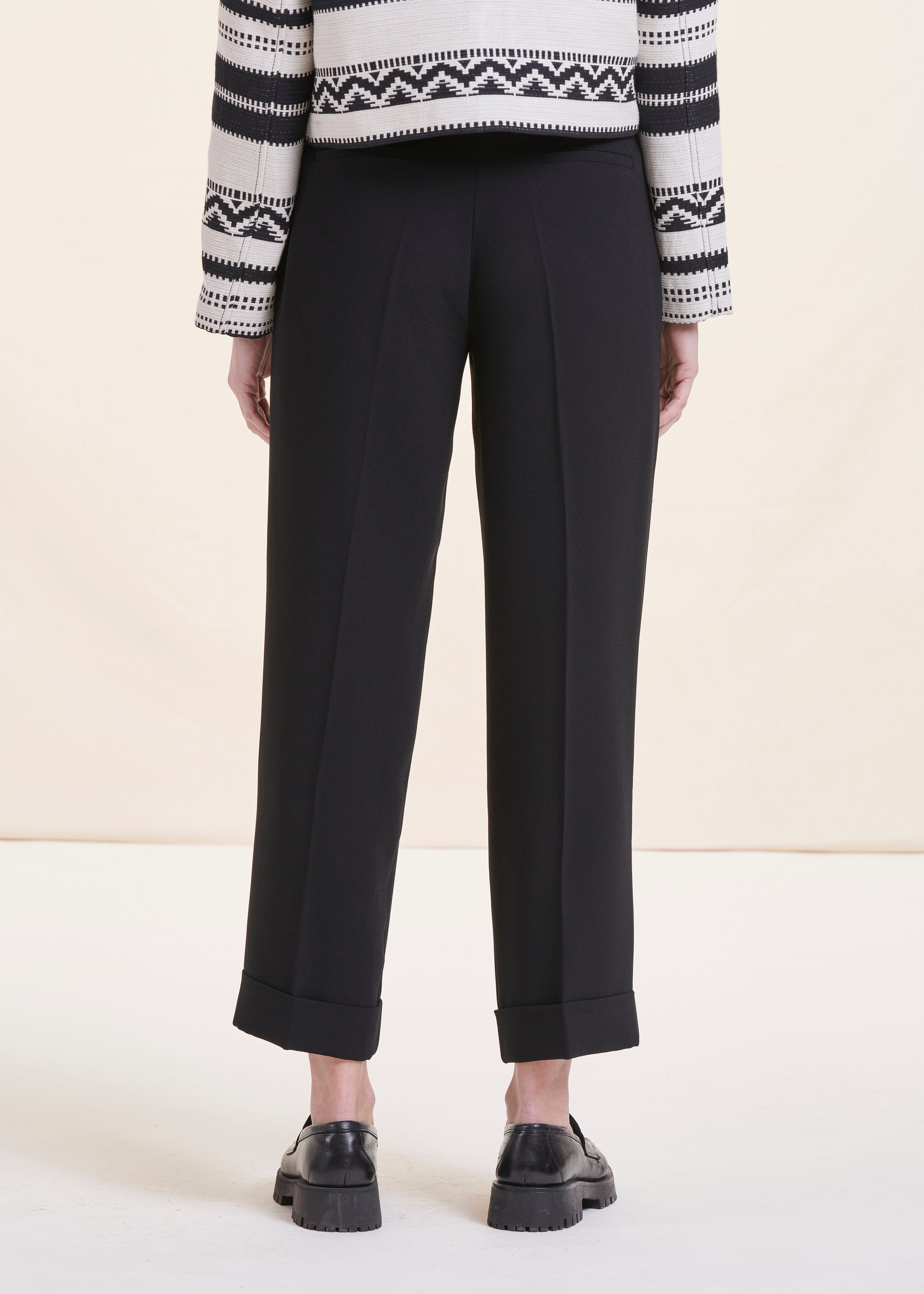 Pantalon droit 7/8ème noir en tissu crêpe