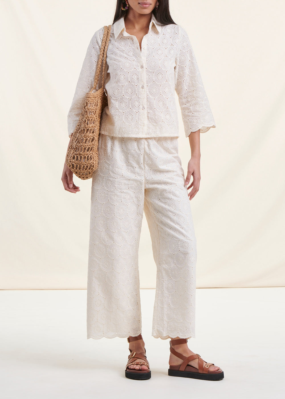 Ecru straight pants in English embroidery with elastic waist