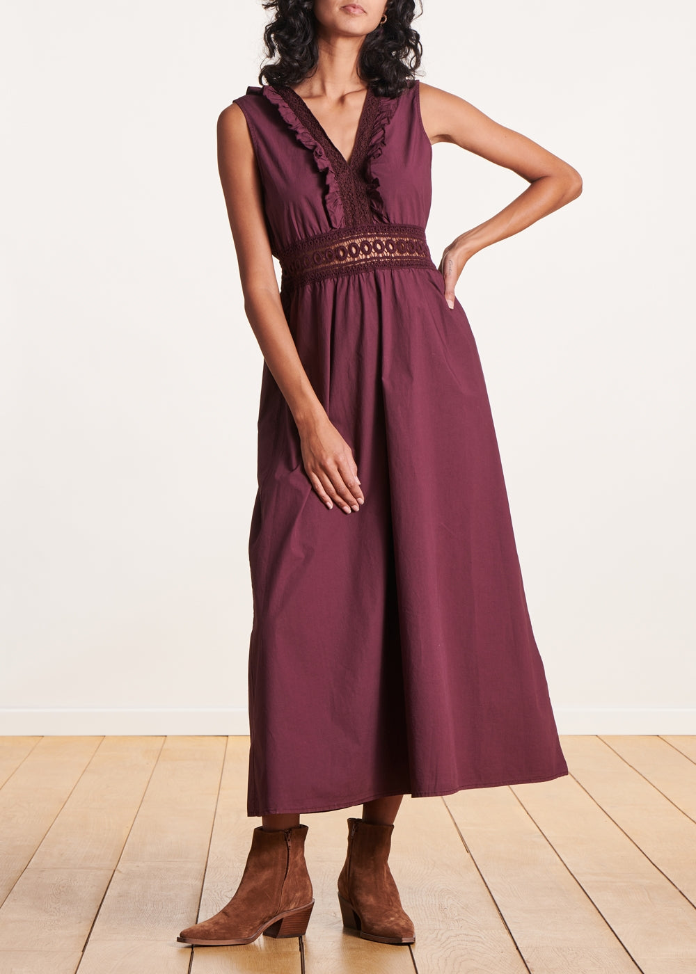 Auberginefarbenes ärmelloses langes Kleid aus Baumwolle mit Spitze