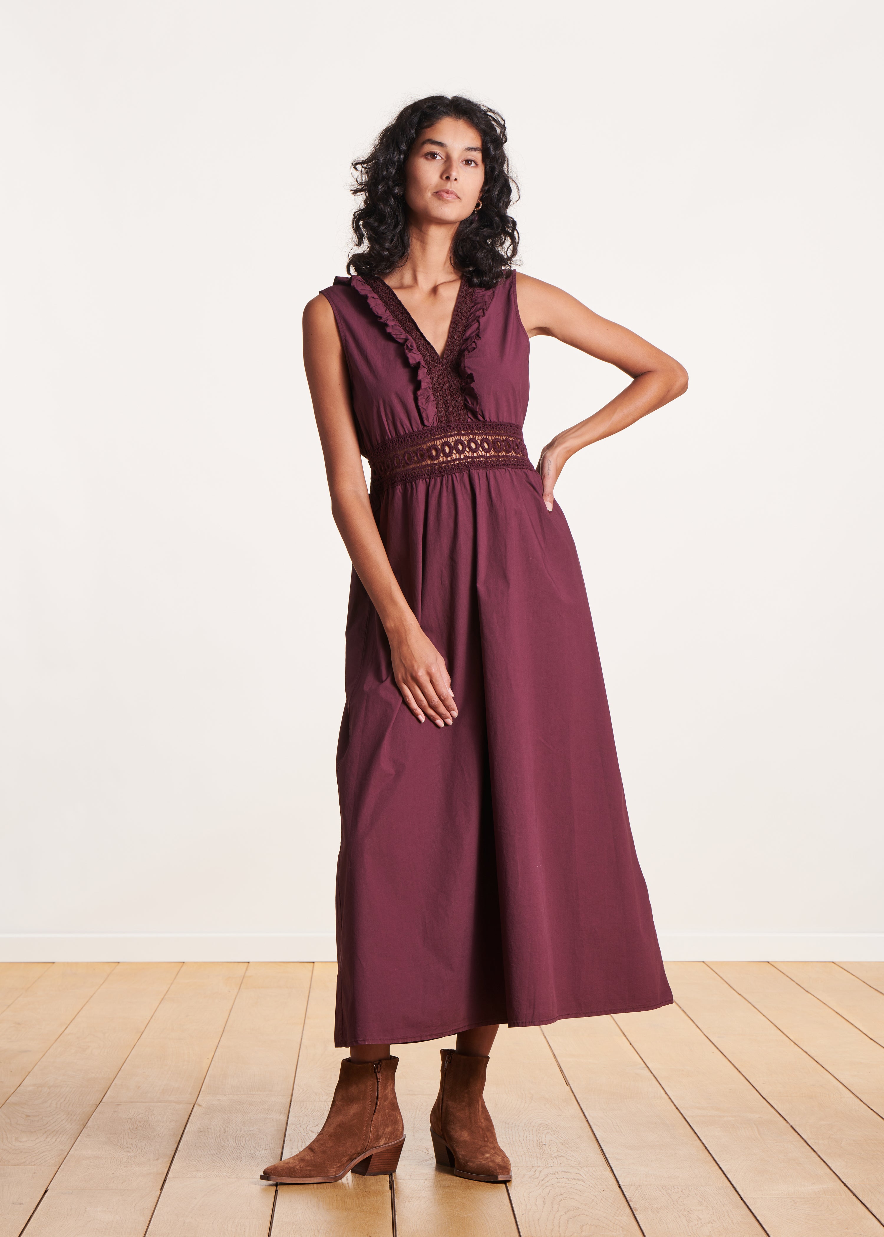 Langes ärmelloses Baumwollkleid in Aubergine mit Spitze