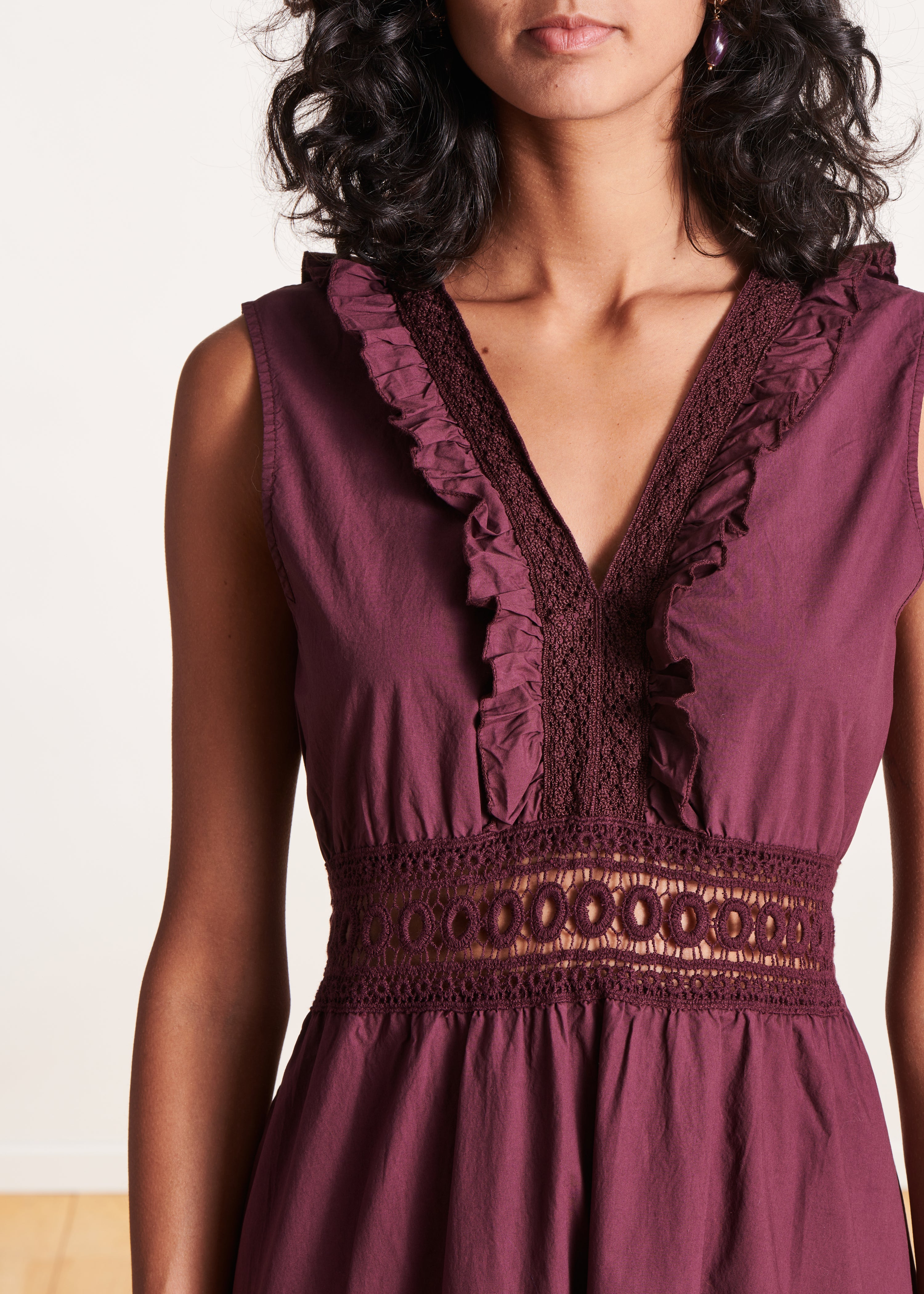 Langes ärmelloses Baumwollkleid in Aubergine mit Spitze