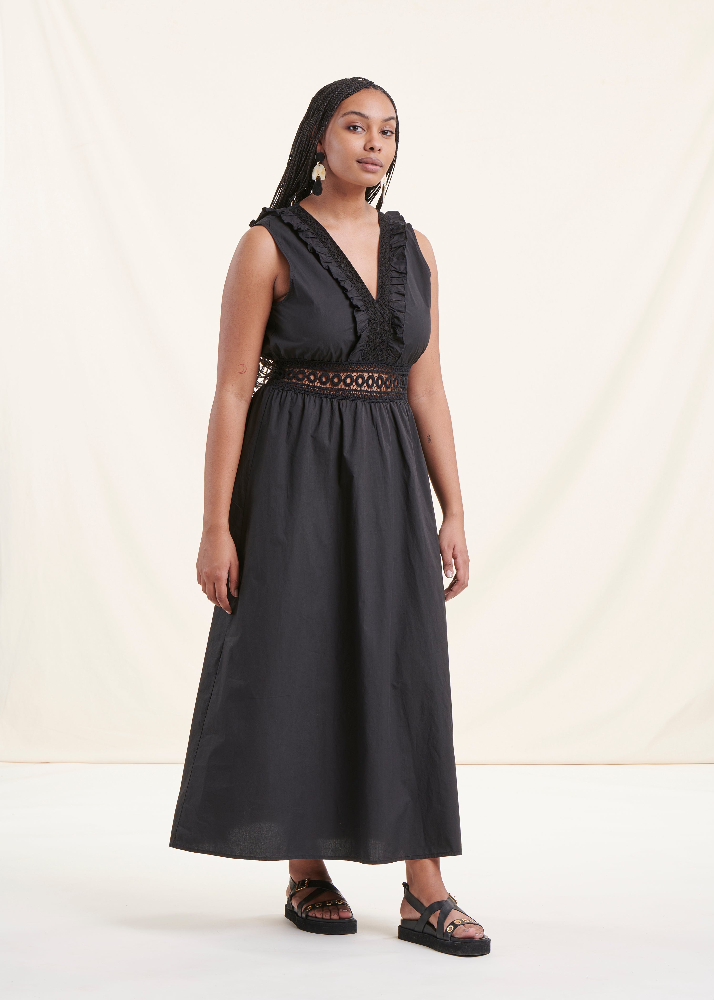 Long black sleeveless cotton dress with lace