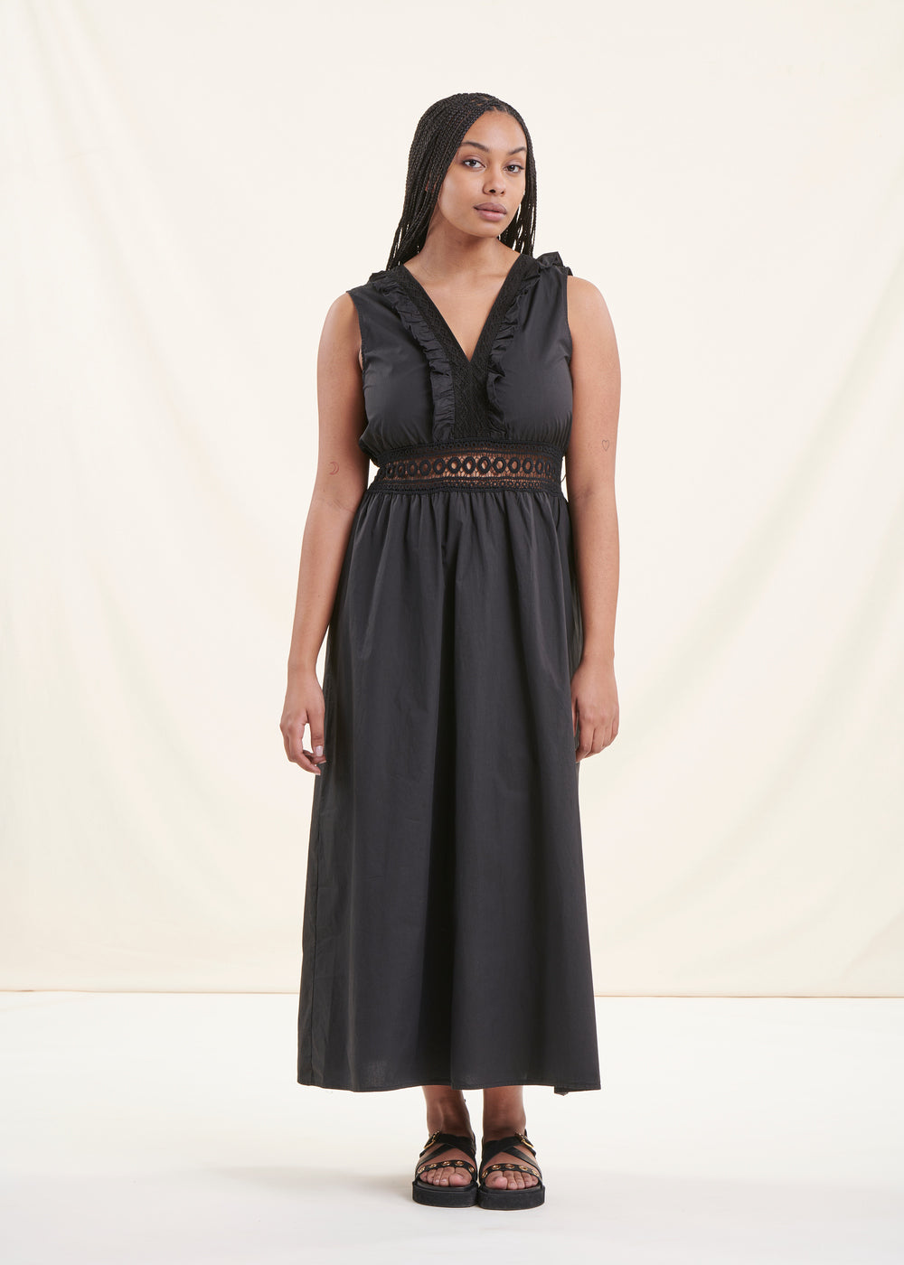 Long black sleeveless cotton dress with lace