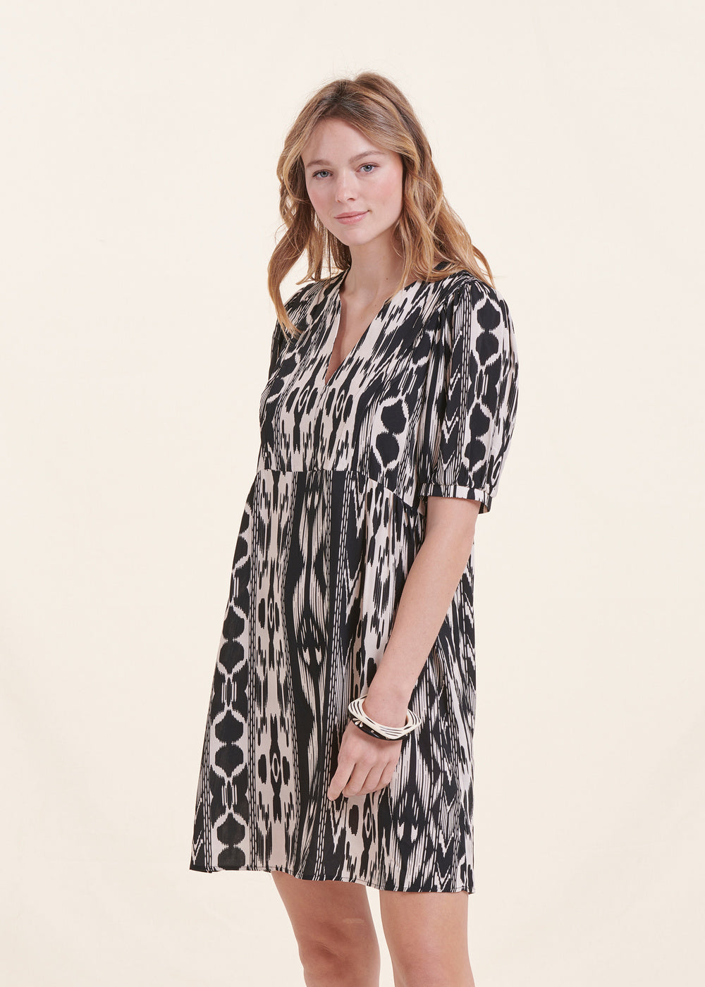 Robe courte vas e noir et blanc imprim ethnique