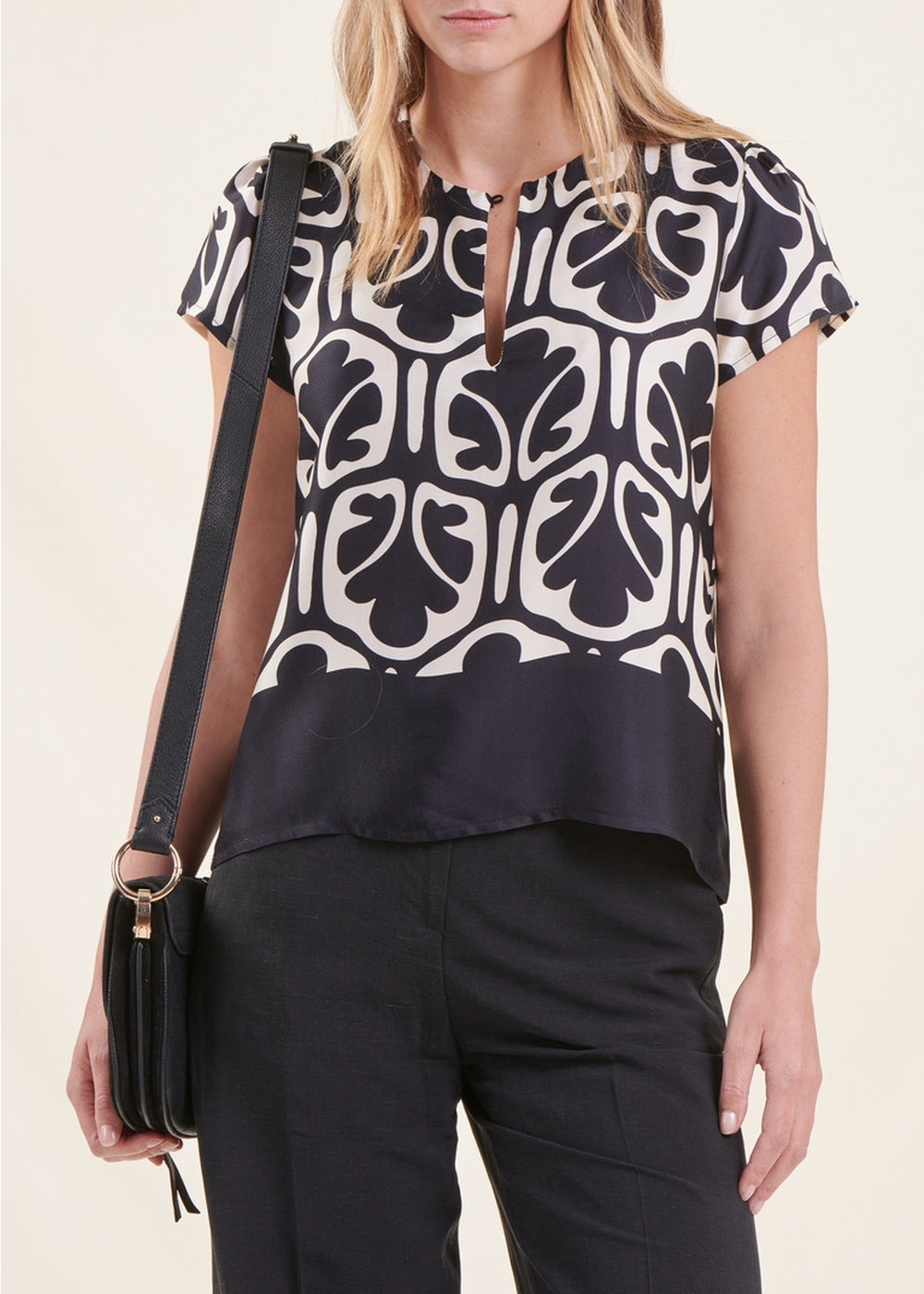 Flüssiges Top mit weiß Druck und kurzen Ärmeln