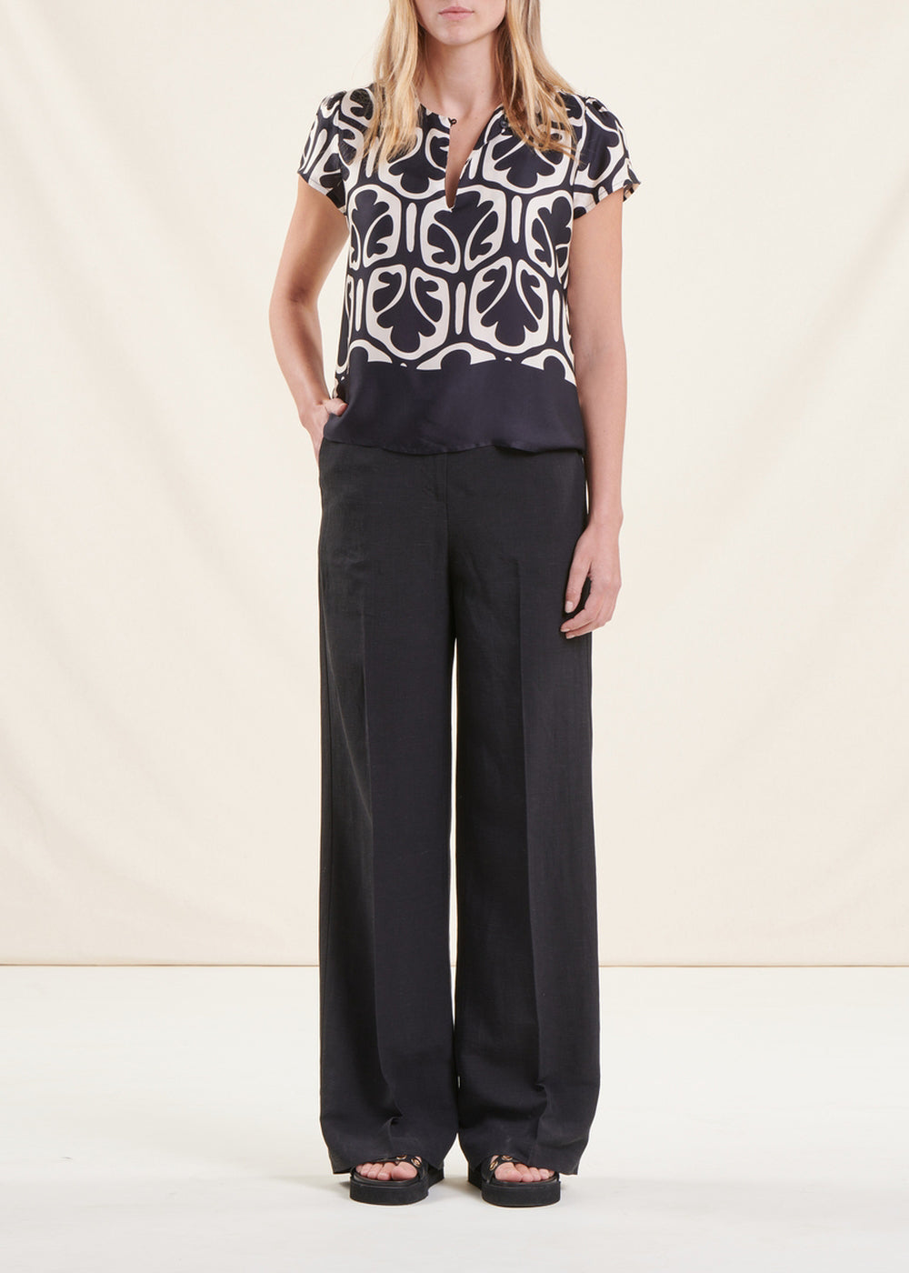 Flüssiges Top mit weiß Druck und kurzen Ärmeln