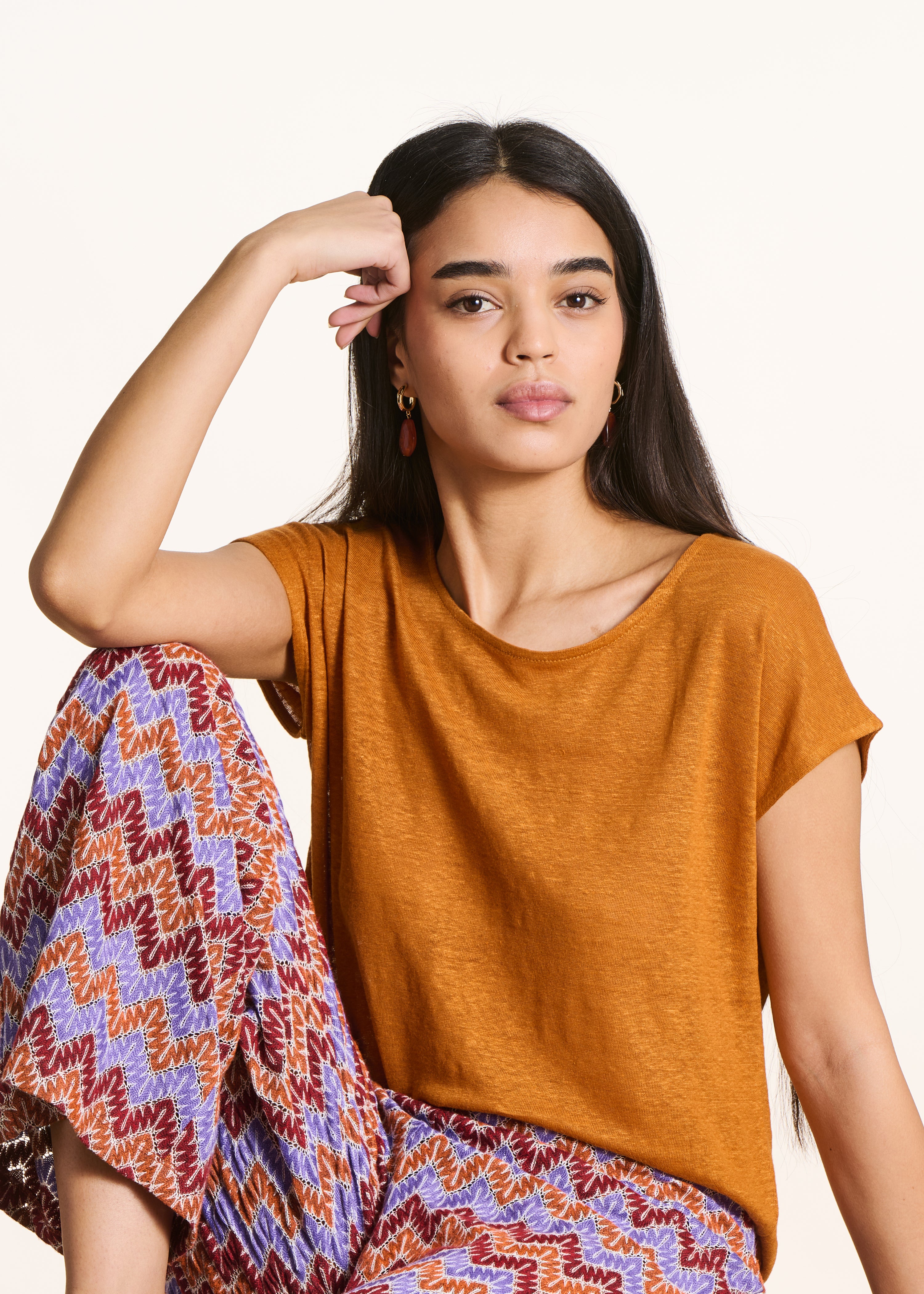 Gerades T-Shirt in ockergelbem Leinenjersey