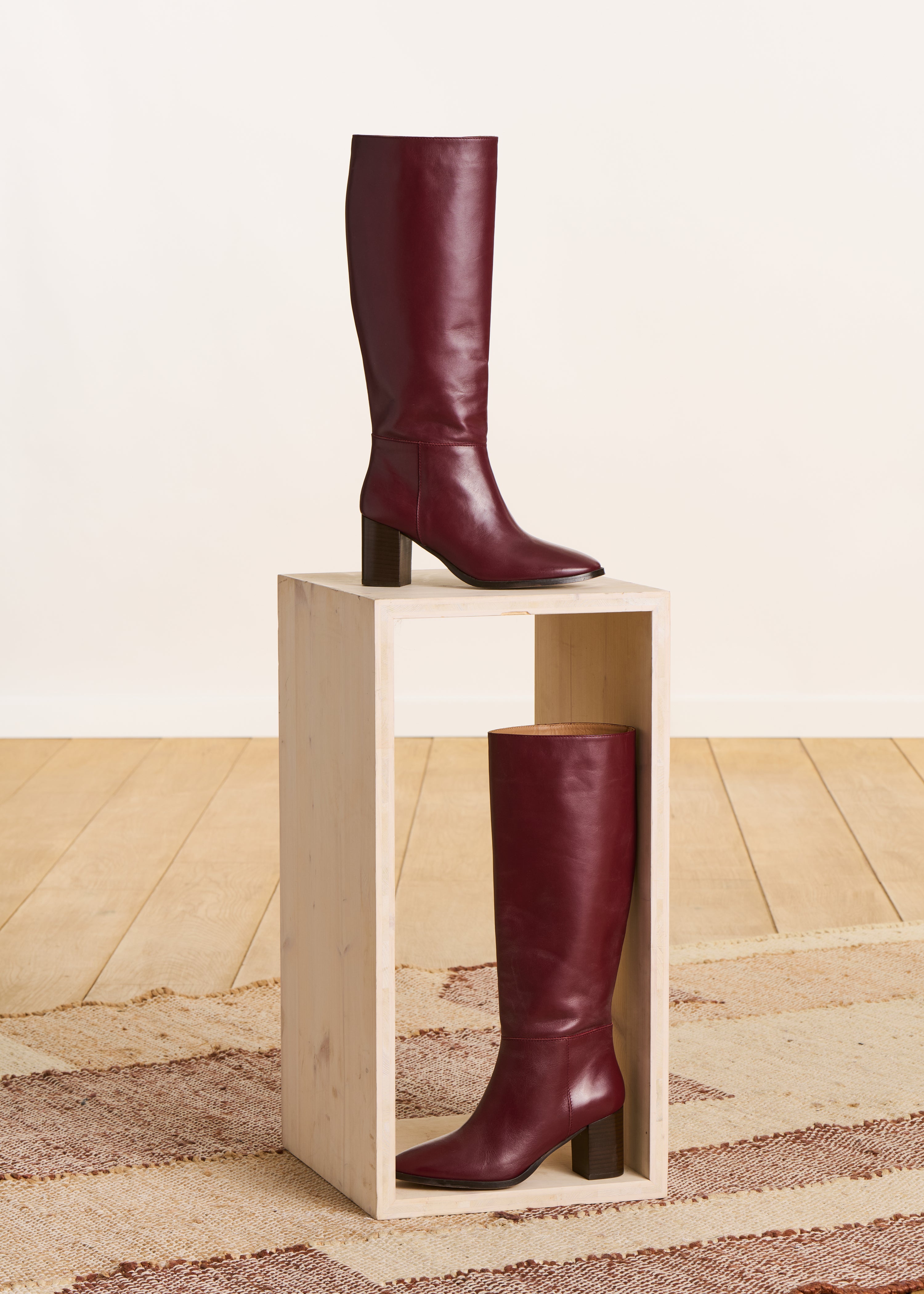 Bordeauxfarbene Stiefel mit Absätzen