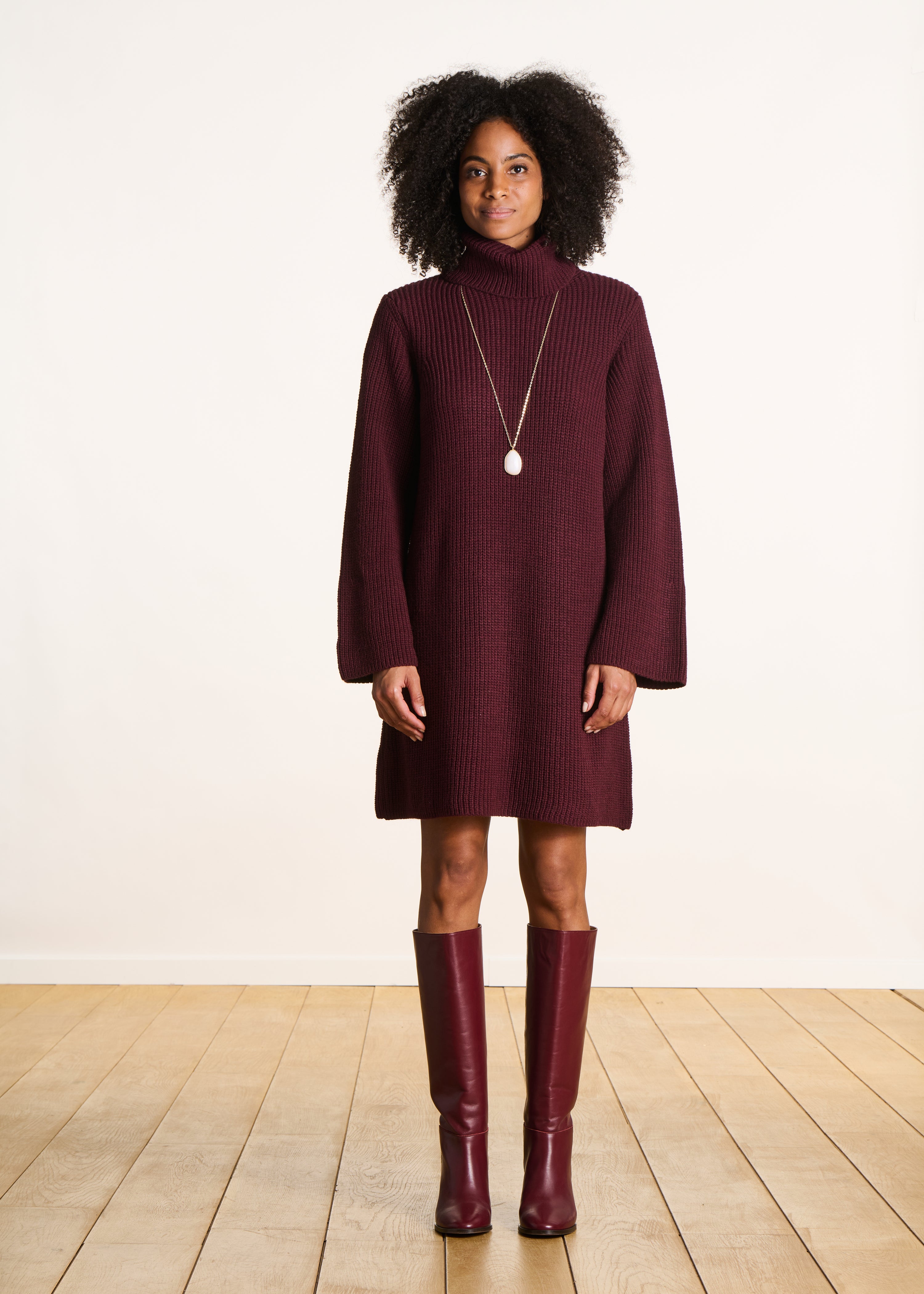 Bordeauxfarbene Stiefel mit Absätzen