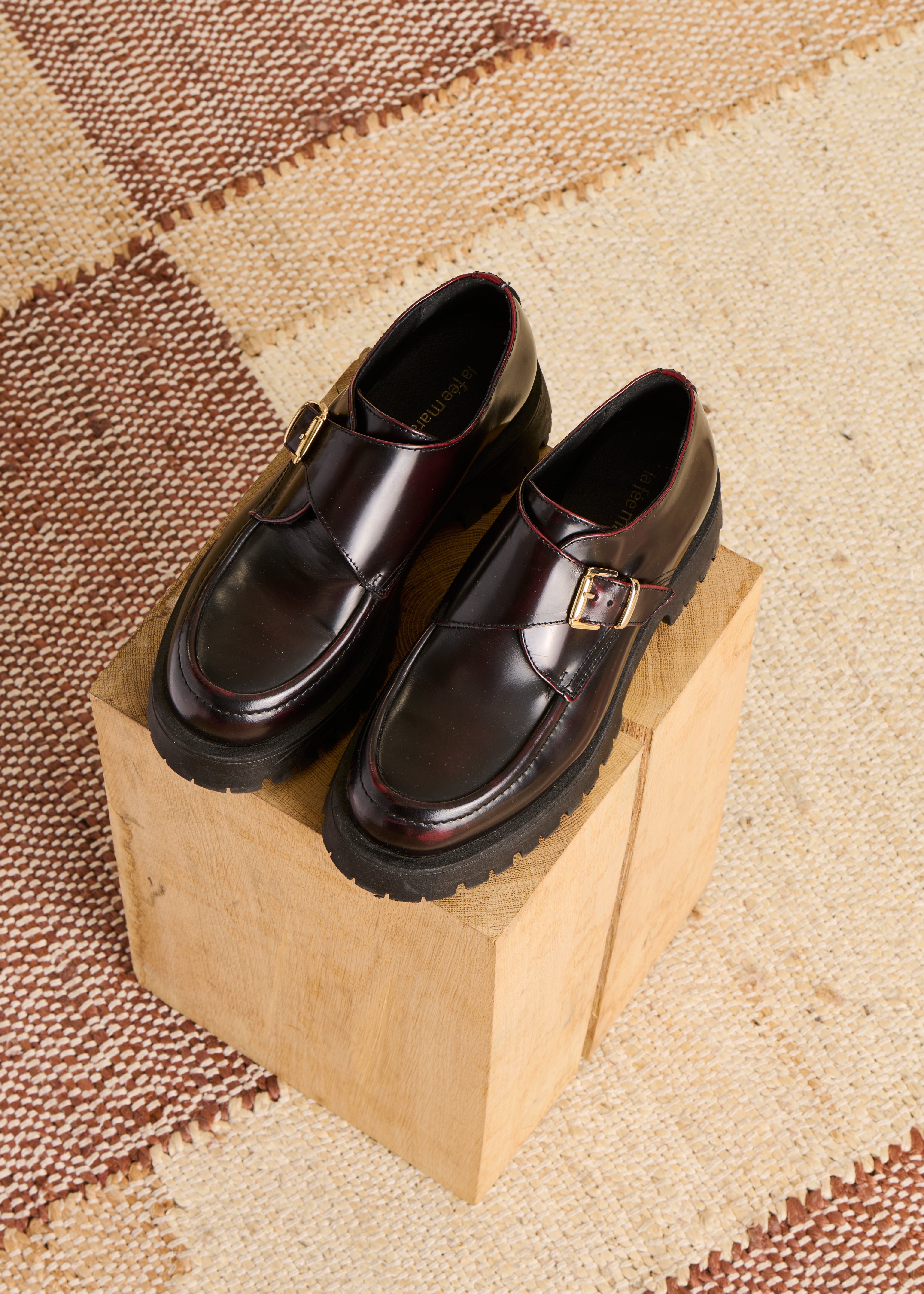 Pflaumenfarbene Derbys mit Schnalle