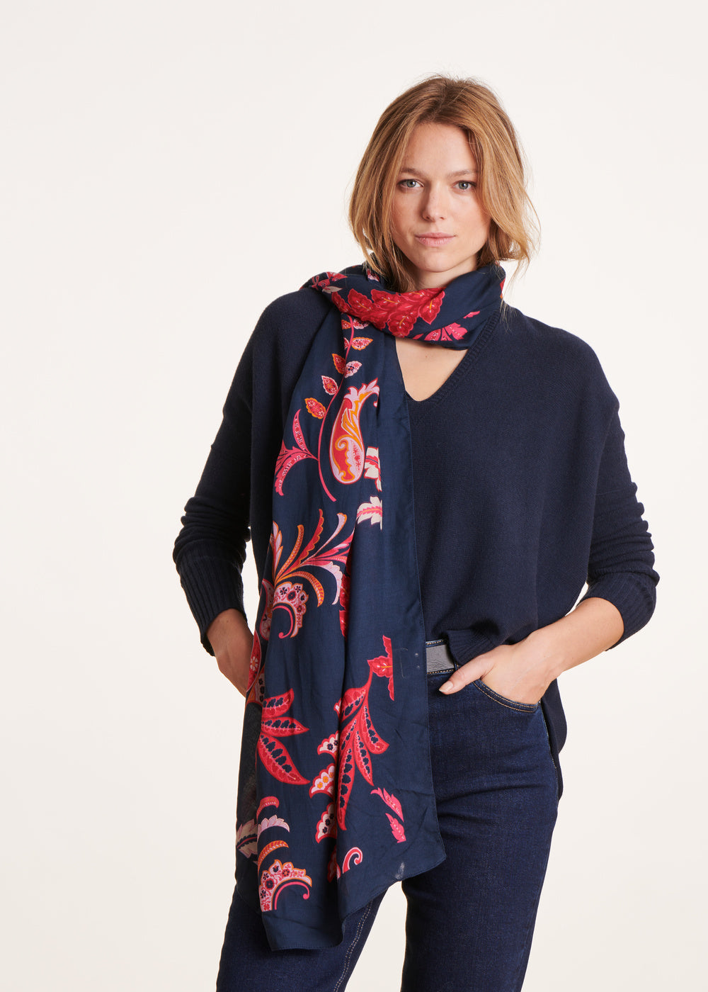 Foulard bleu et rouge à imprimé