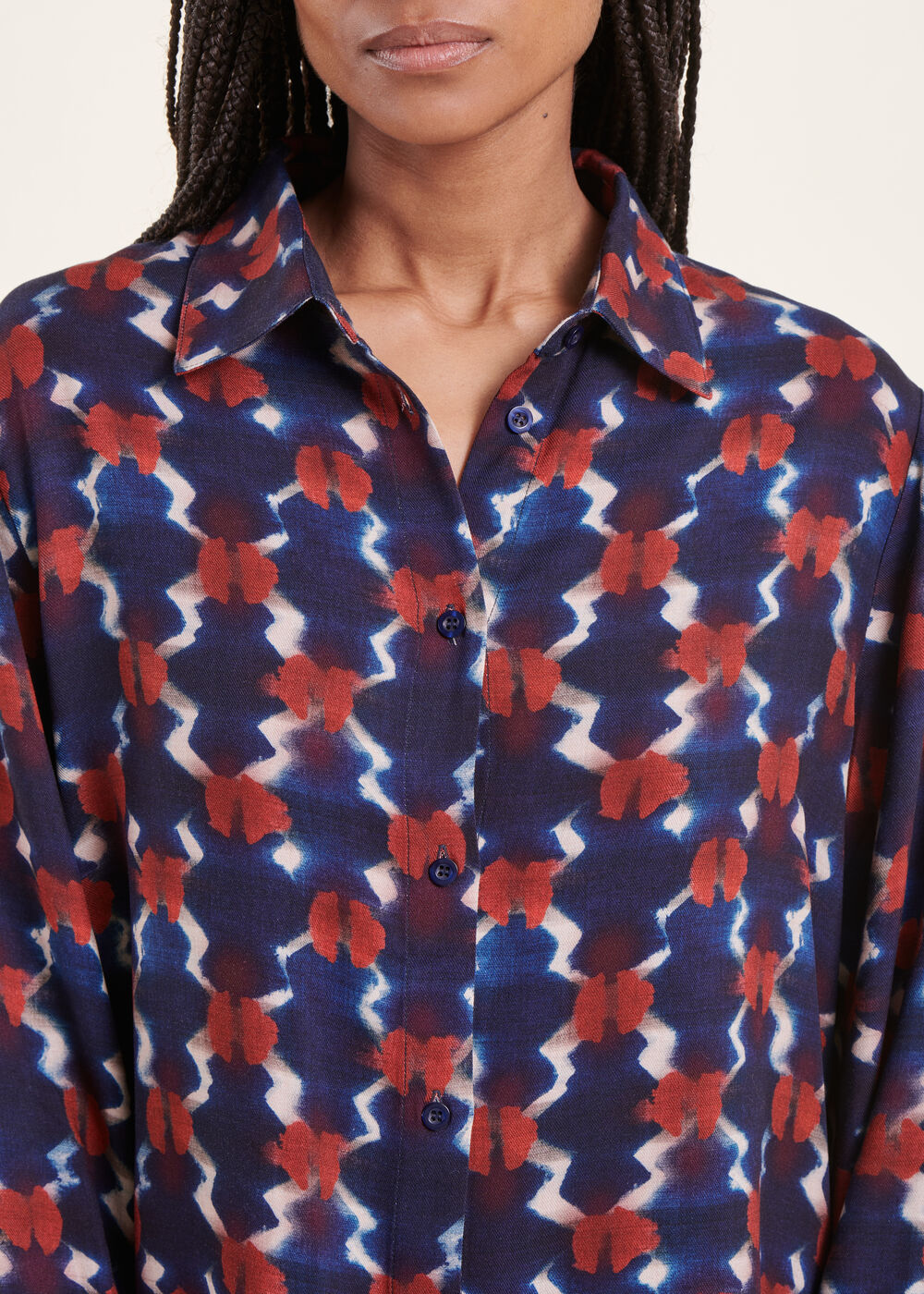 Camisa holgada con estampado azul y rojo.