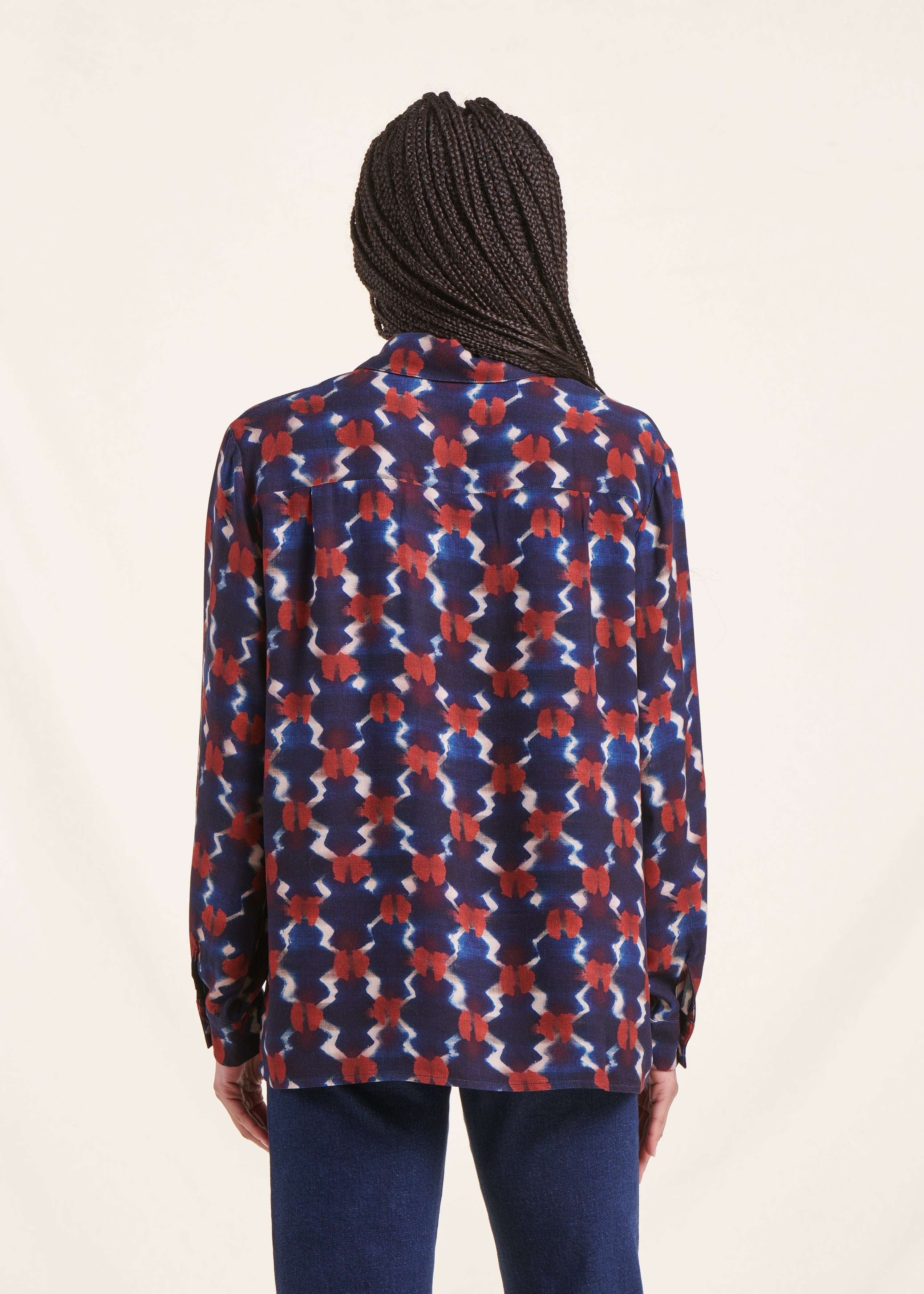 Loose shirt with blue and red print