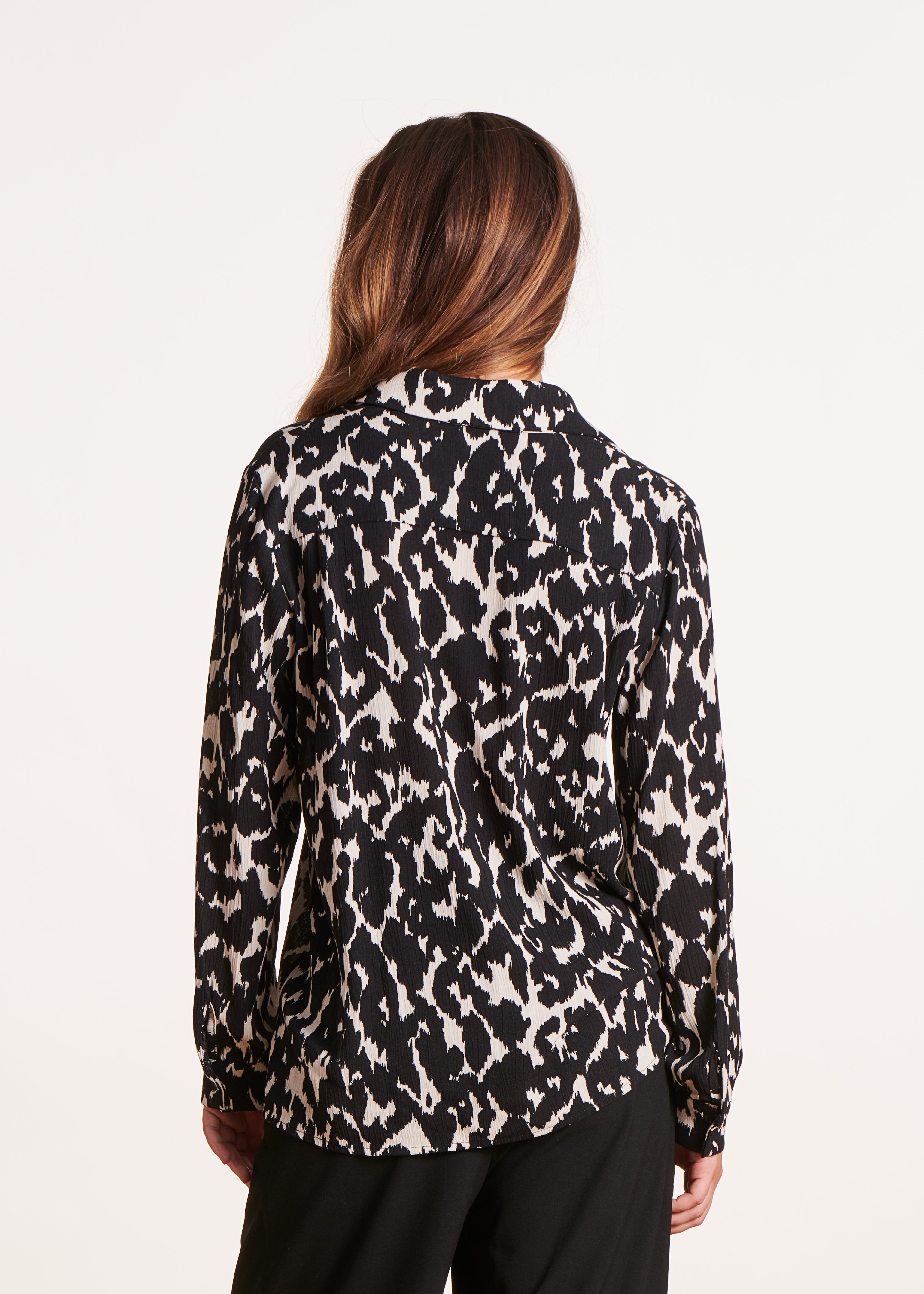 Camisa com estampado de leopardo branco e preto, folgada