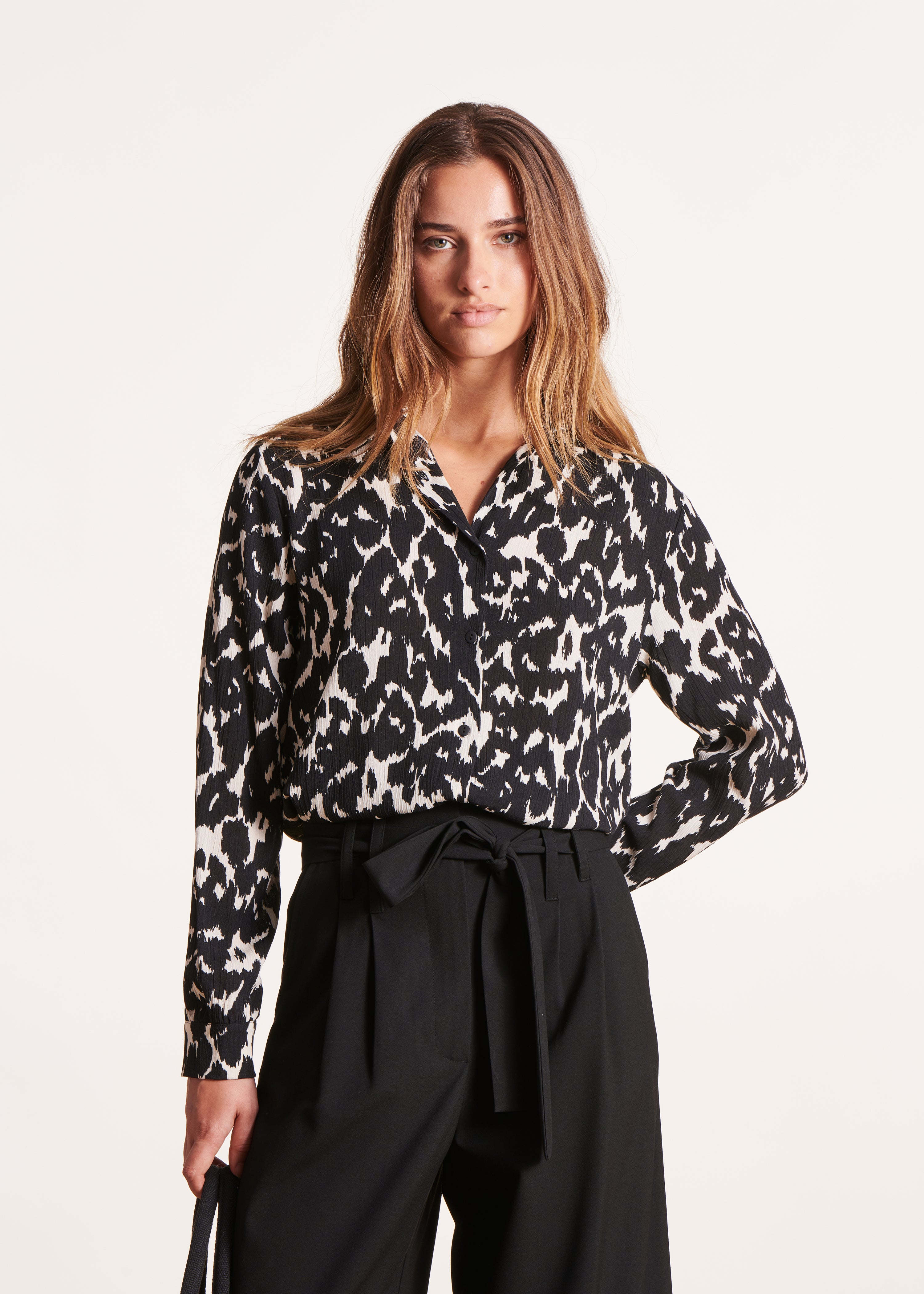 Camisa com estampado de leopardo branco e preto, folgada