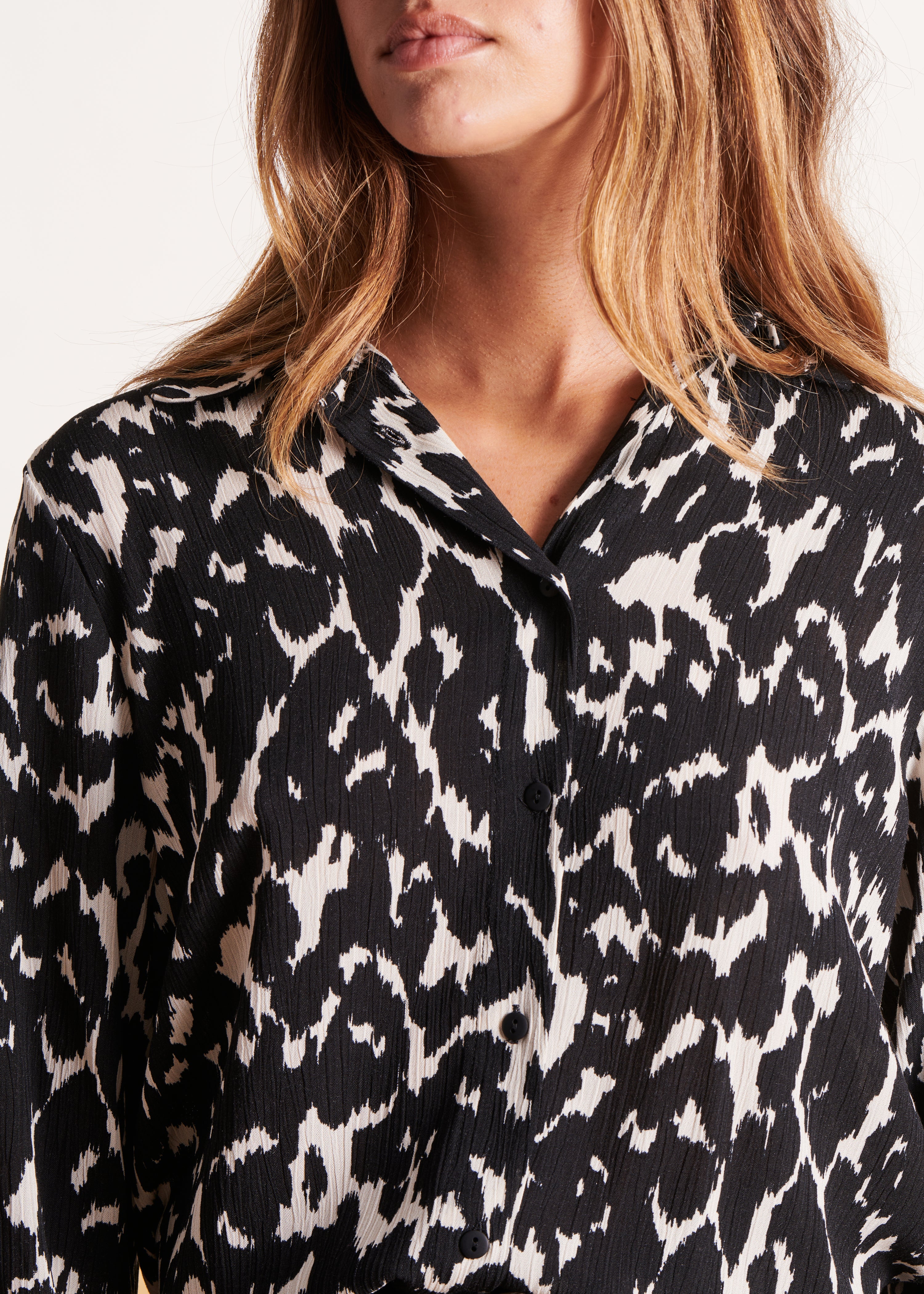 Camisa com estampado de leopardo branco e preto, folgada