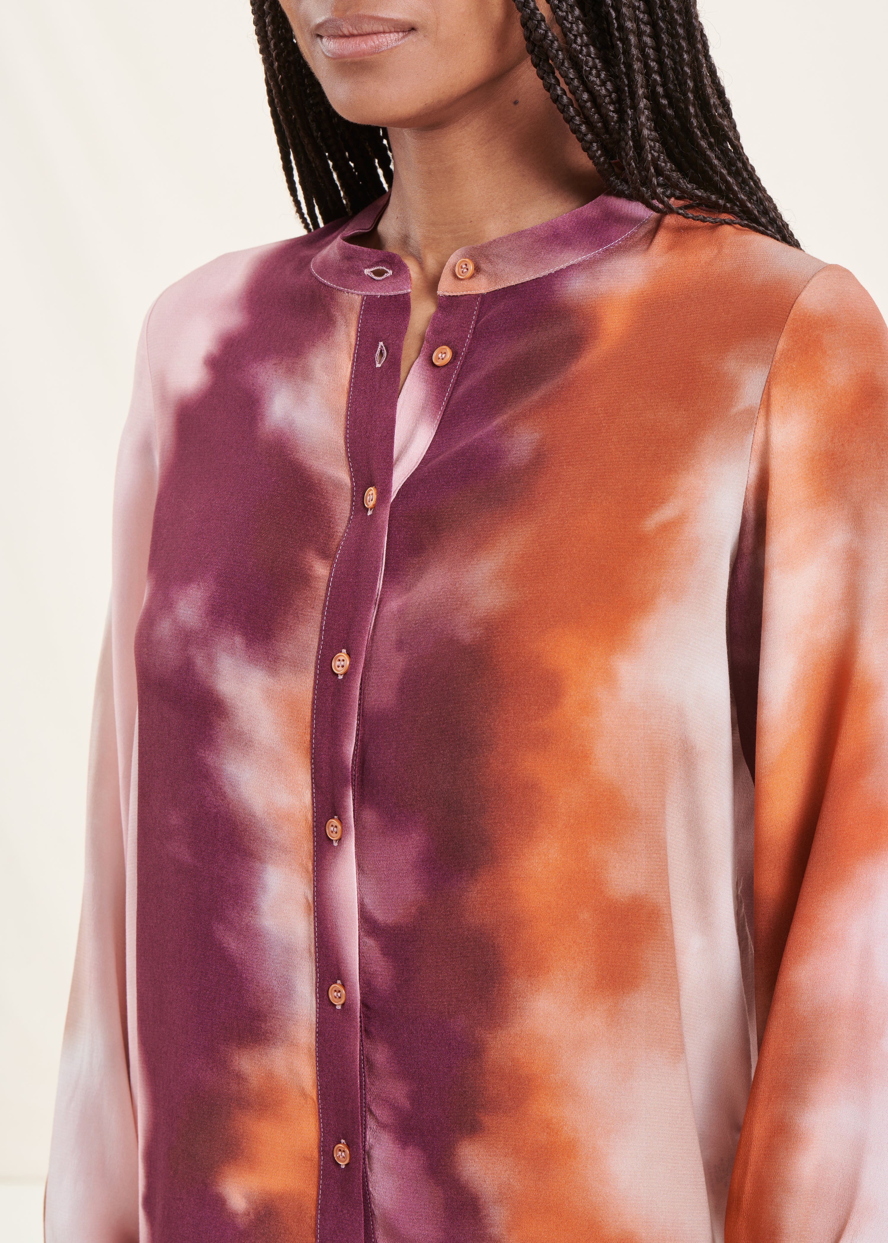 Camisa solta com gola mandarim e estampa tie-dye