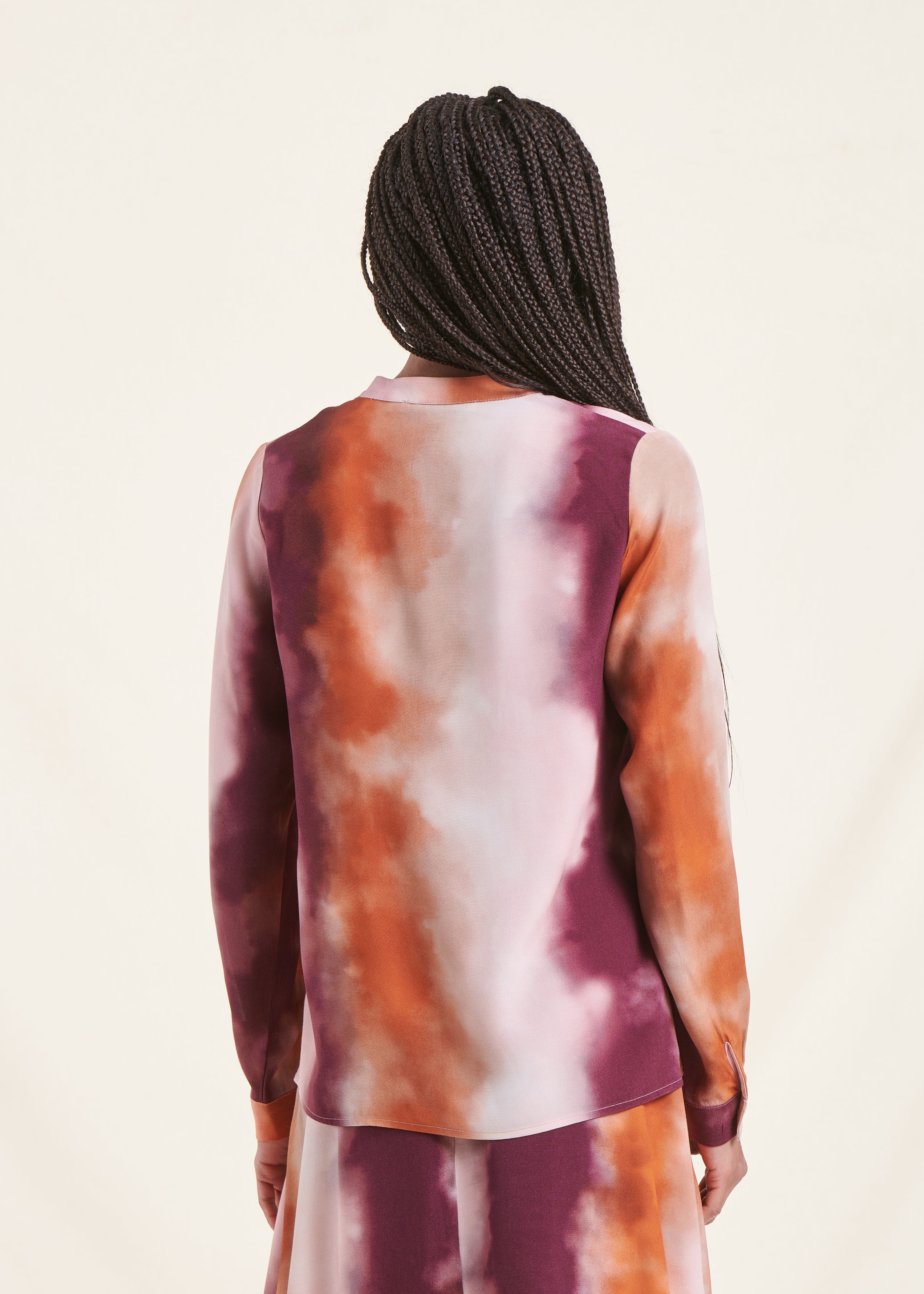 Losvallend overhemd met mandarijnkraag en tie-dye print