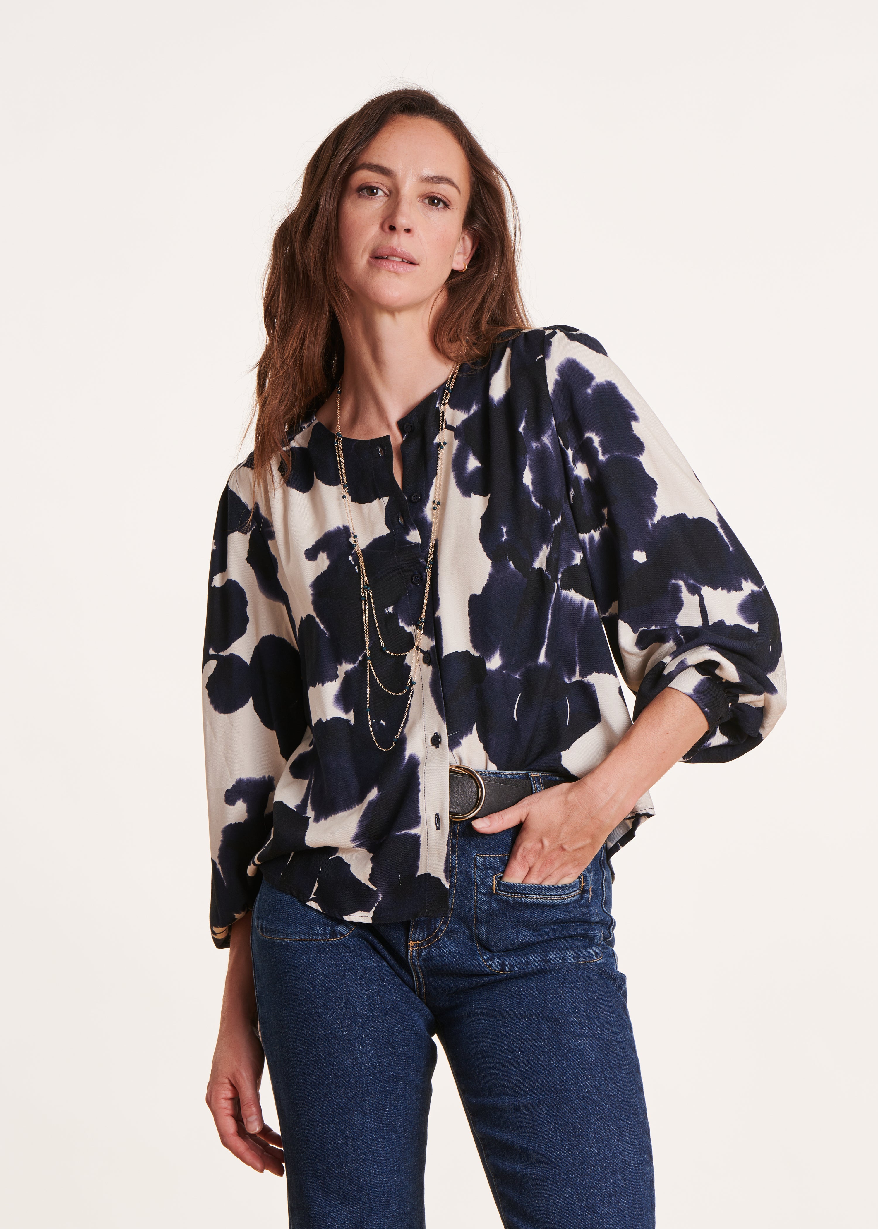 Blusa azul com estampa floral e decote em V