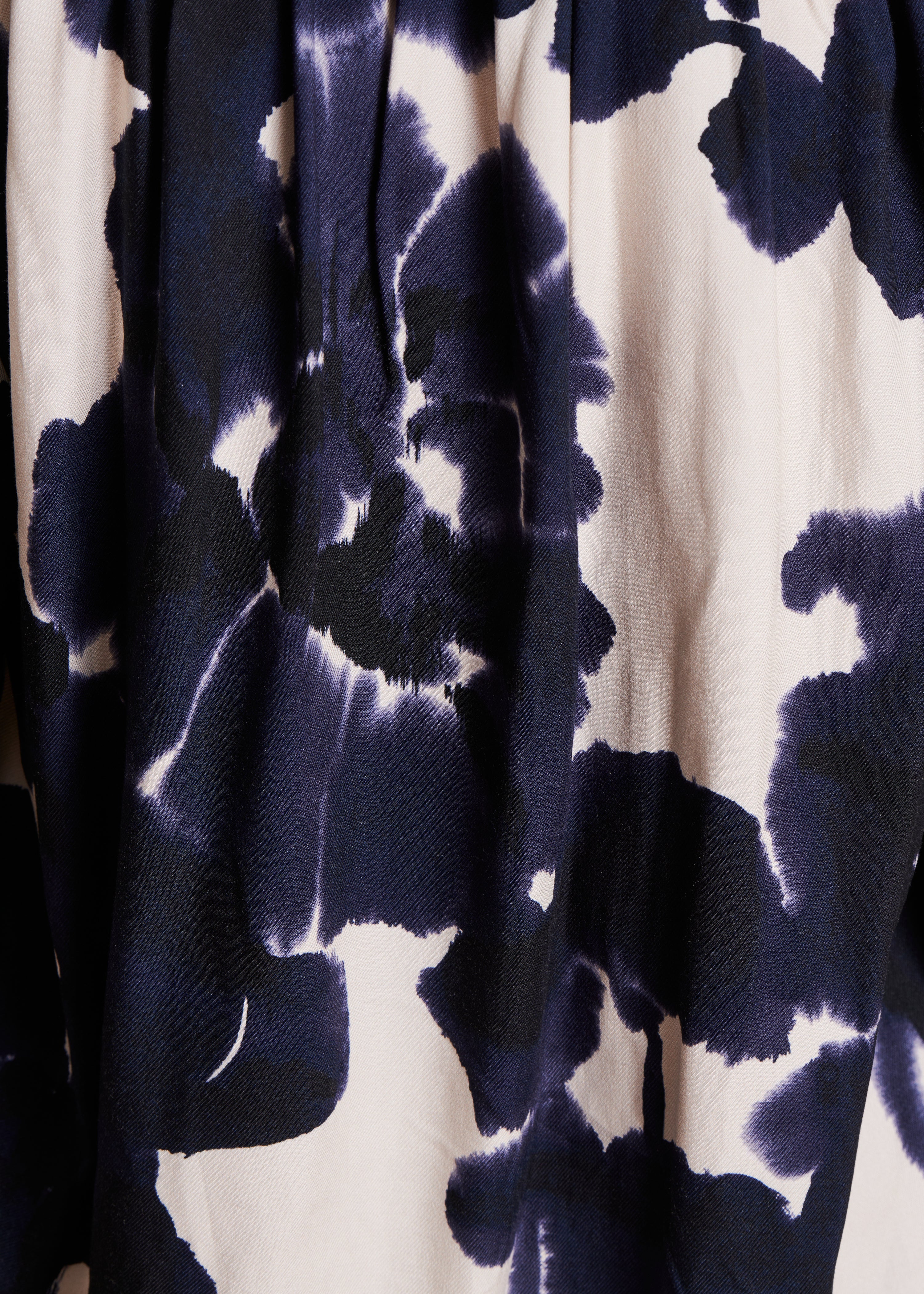 Blauwe blouse met V-hals en bloemenprint