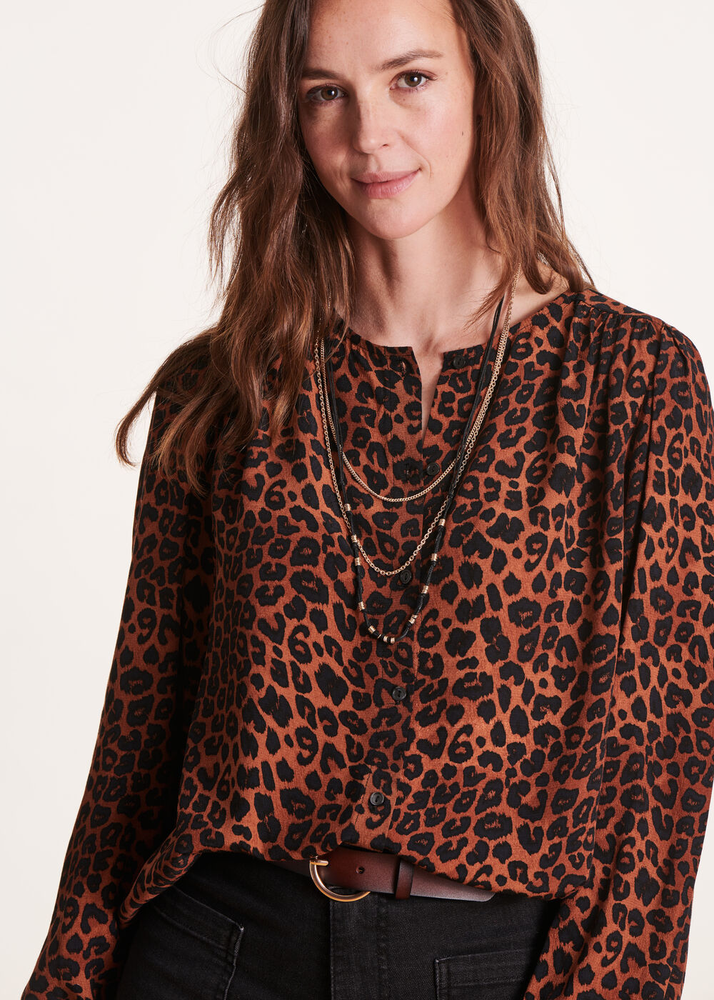 Blusa solta com estampa de leopardo em terracota