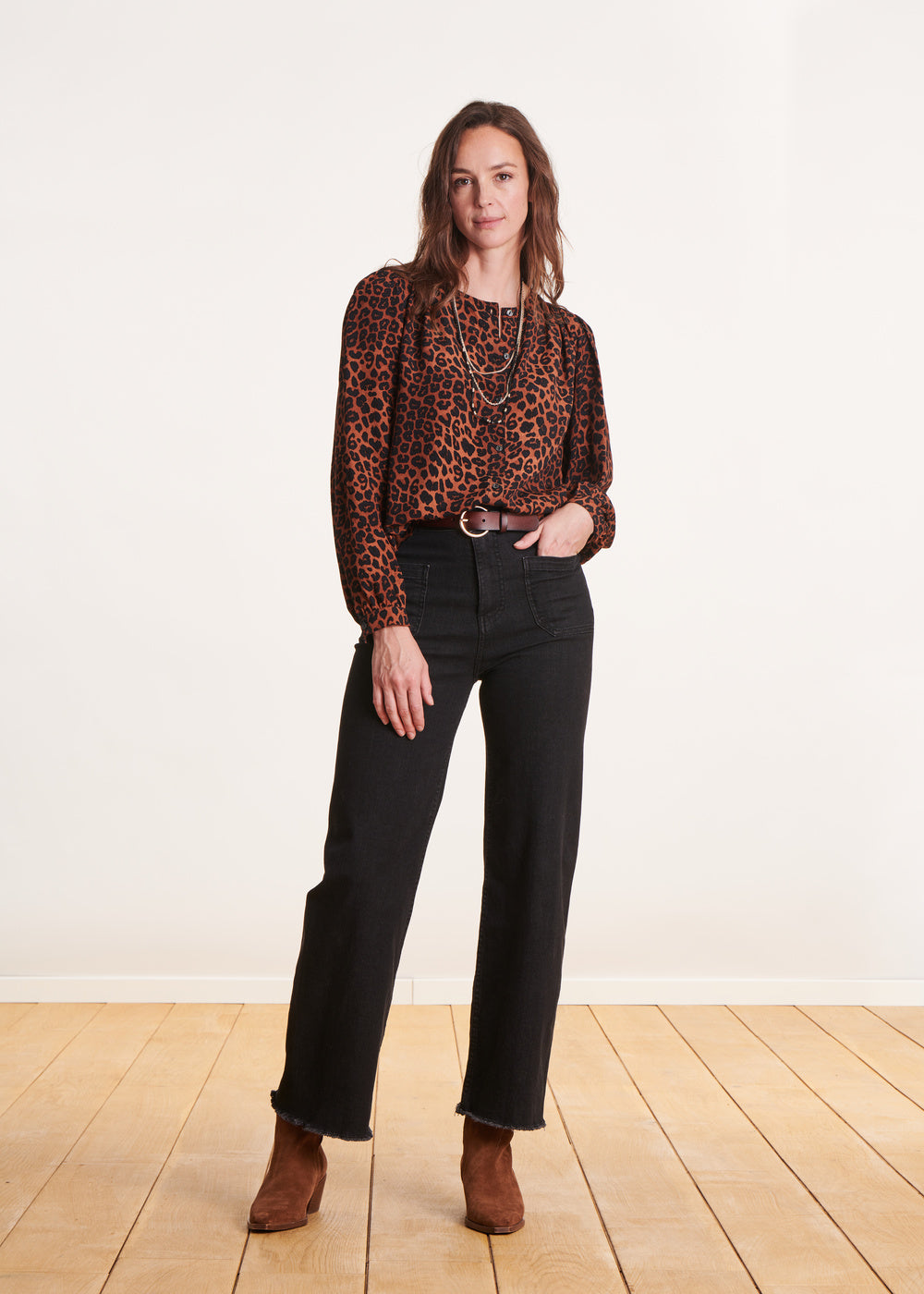 Blusa holgada con estampado de leopardo terracota