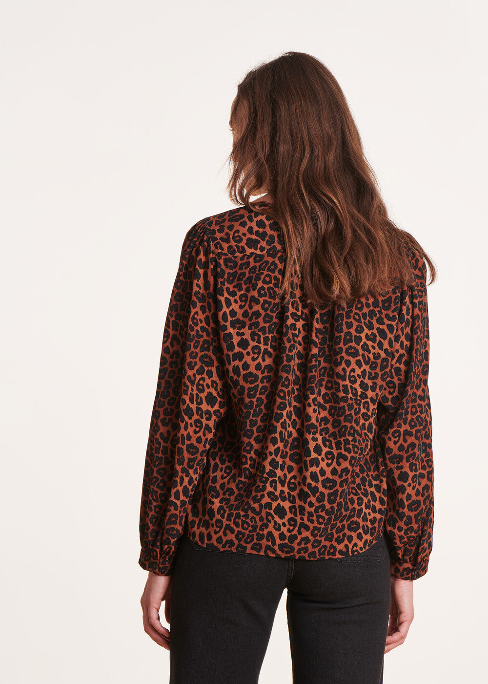 Blusa solta com estampa de leopardo em terracota