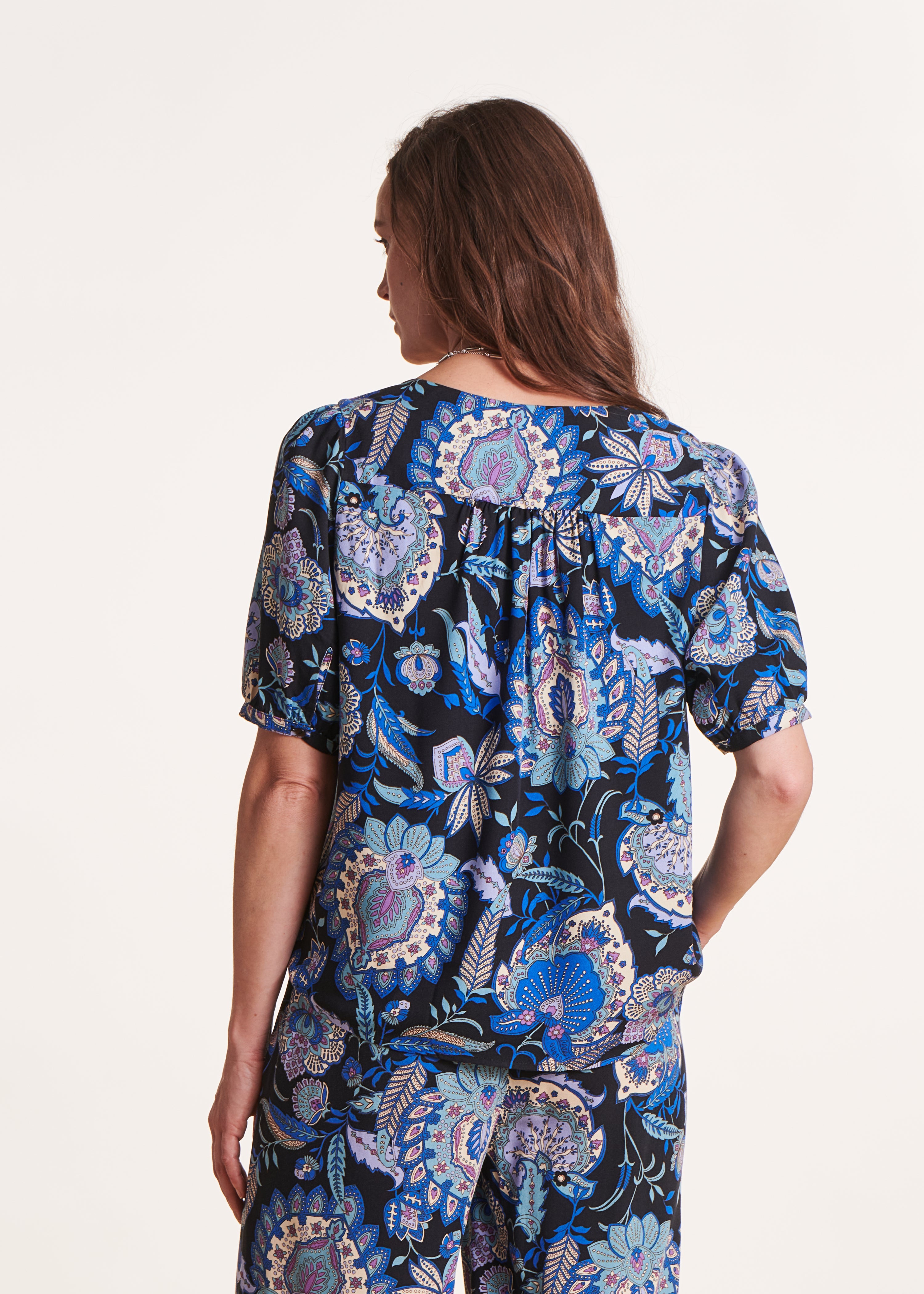 Blue and black short-sleeved printed blouse