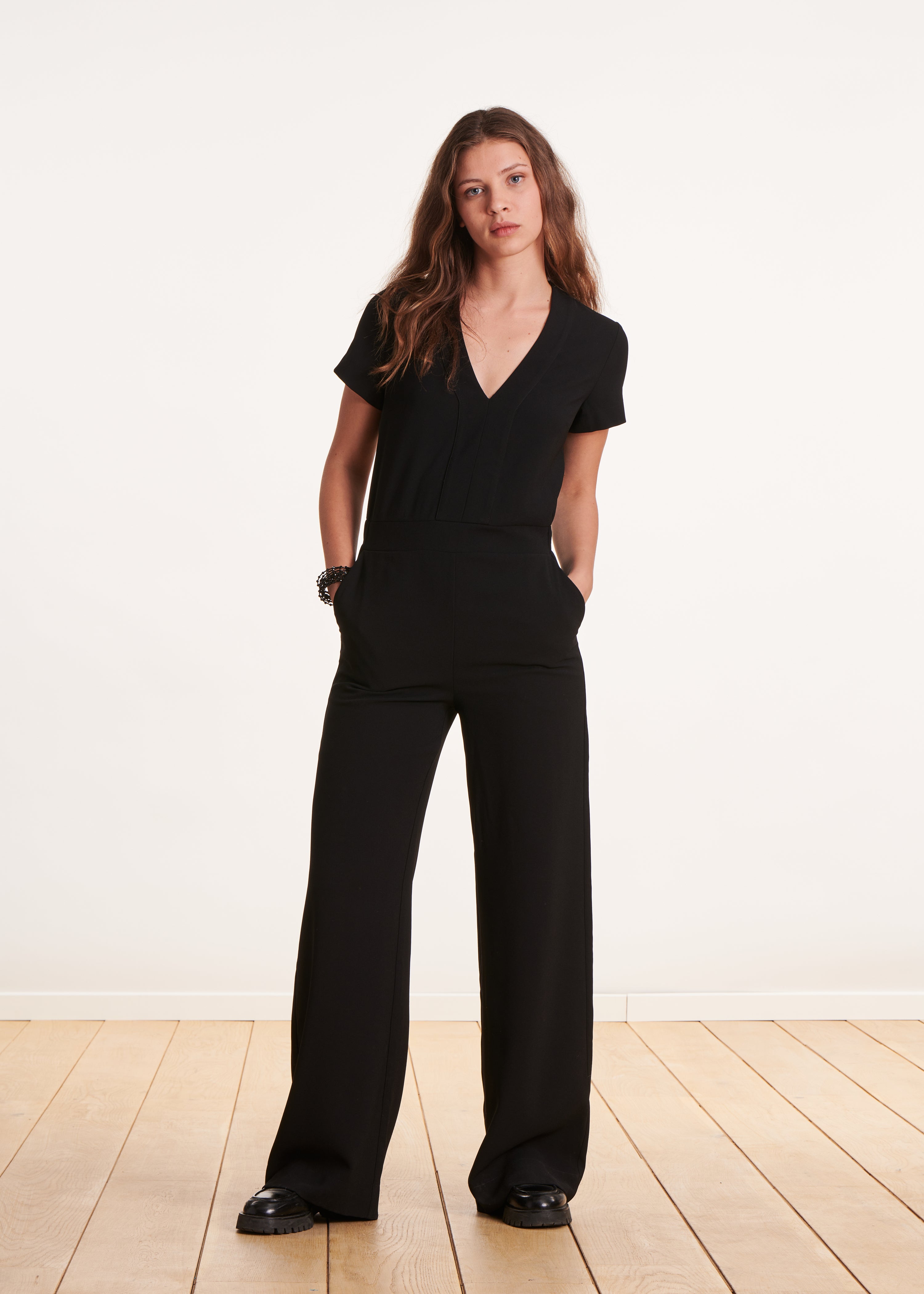 Zwarte aansluitende jumpsuit met V-hals La Fée Maraboutée