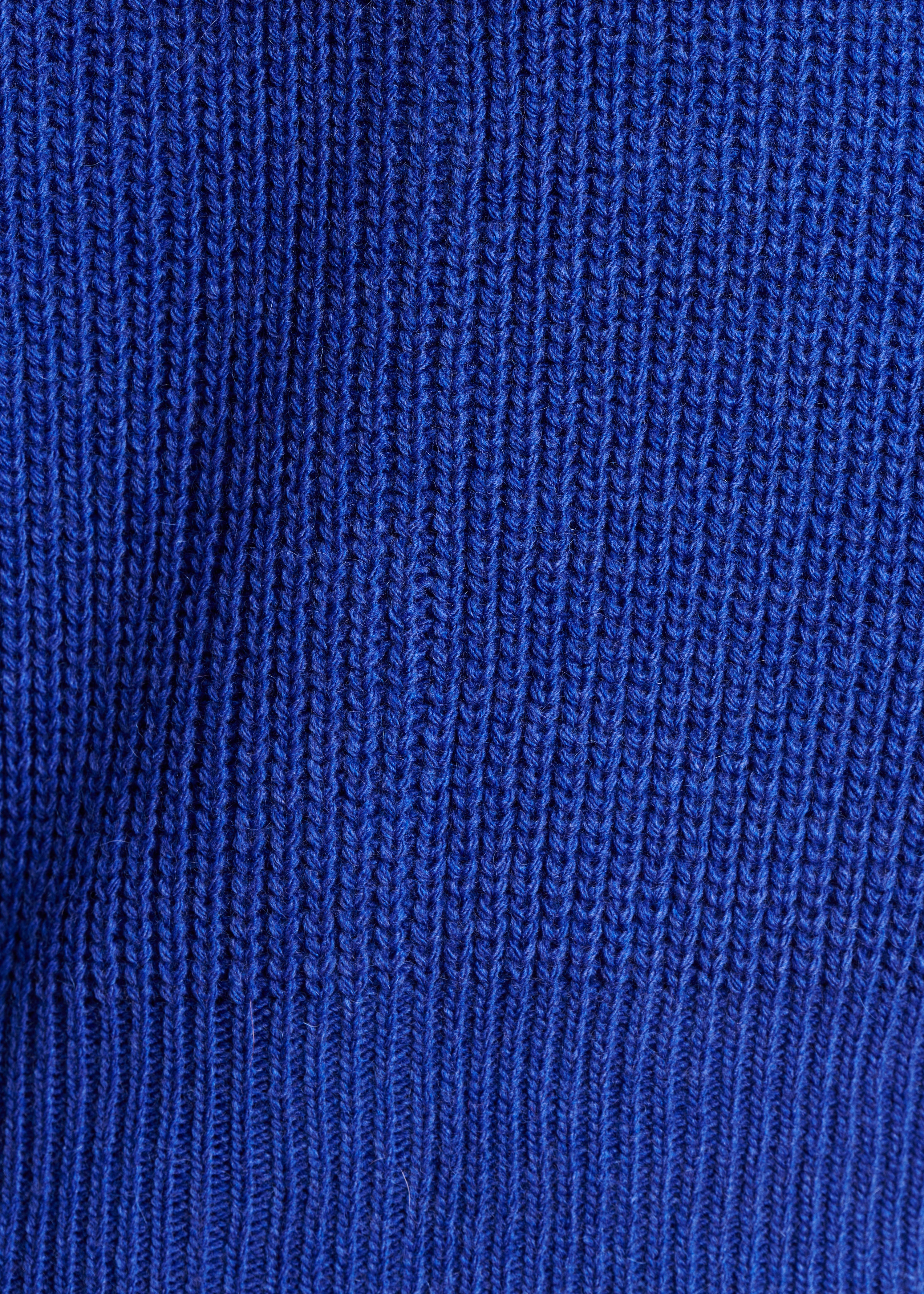 Kurze blaue Strickjacke aus Perlenrippstrick