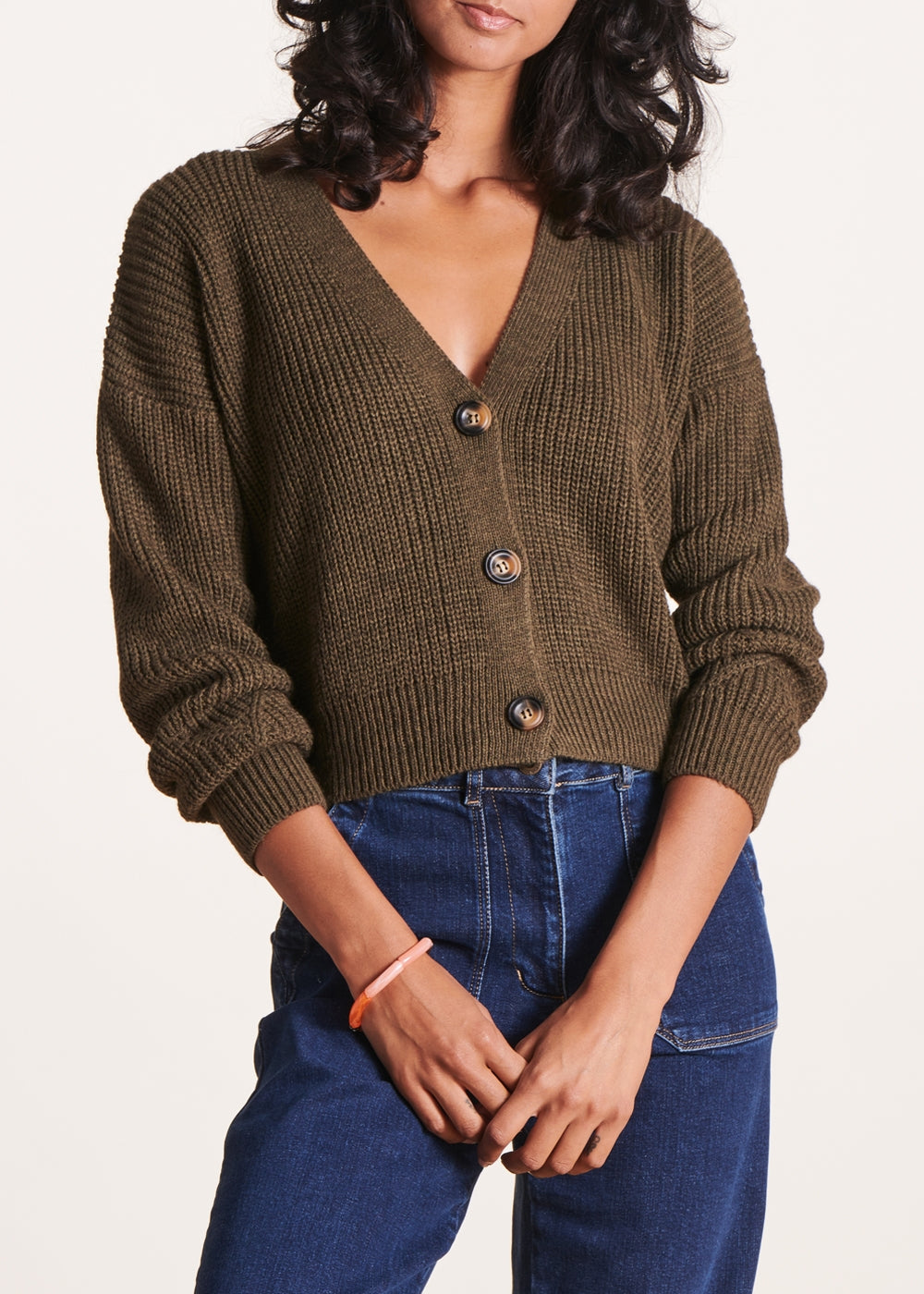 Short khaki cardigan in pearl ribbed knit