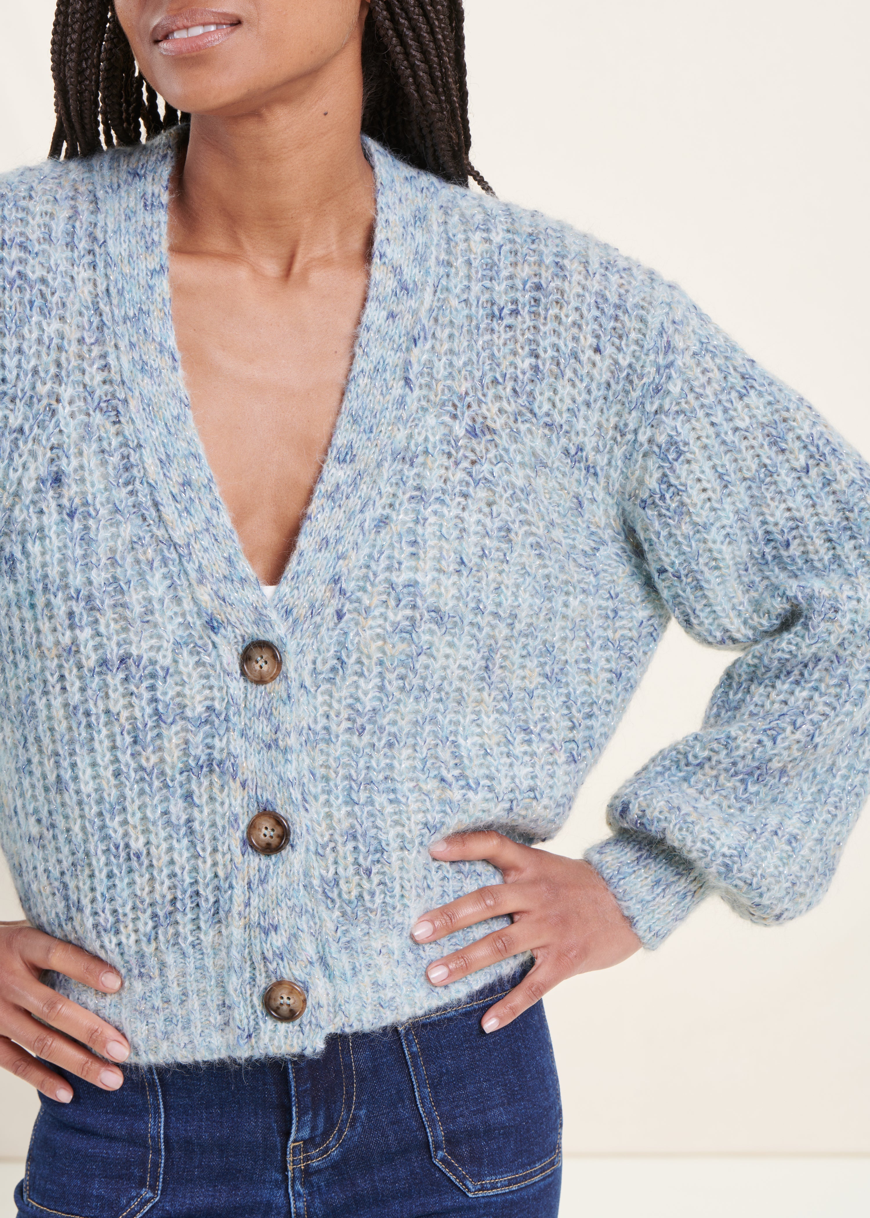 Hellblaue, kurze Strickjacke aus meliertem Grobstrick