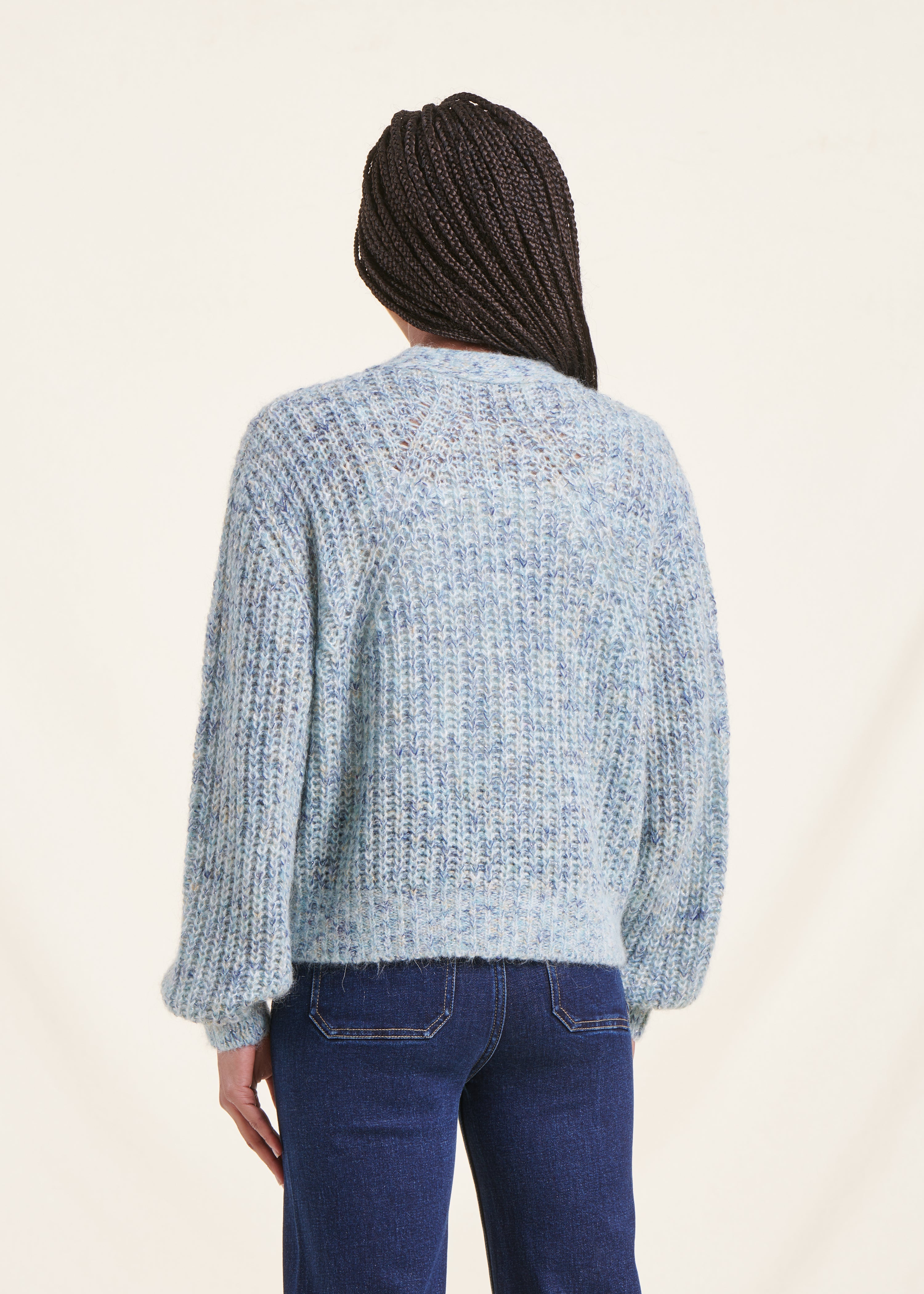 Hellblaue, kurze Strickjacke aus meliertem Grobstrick