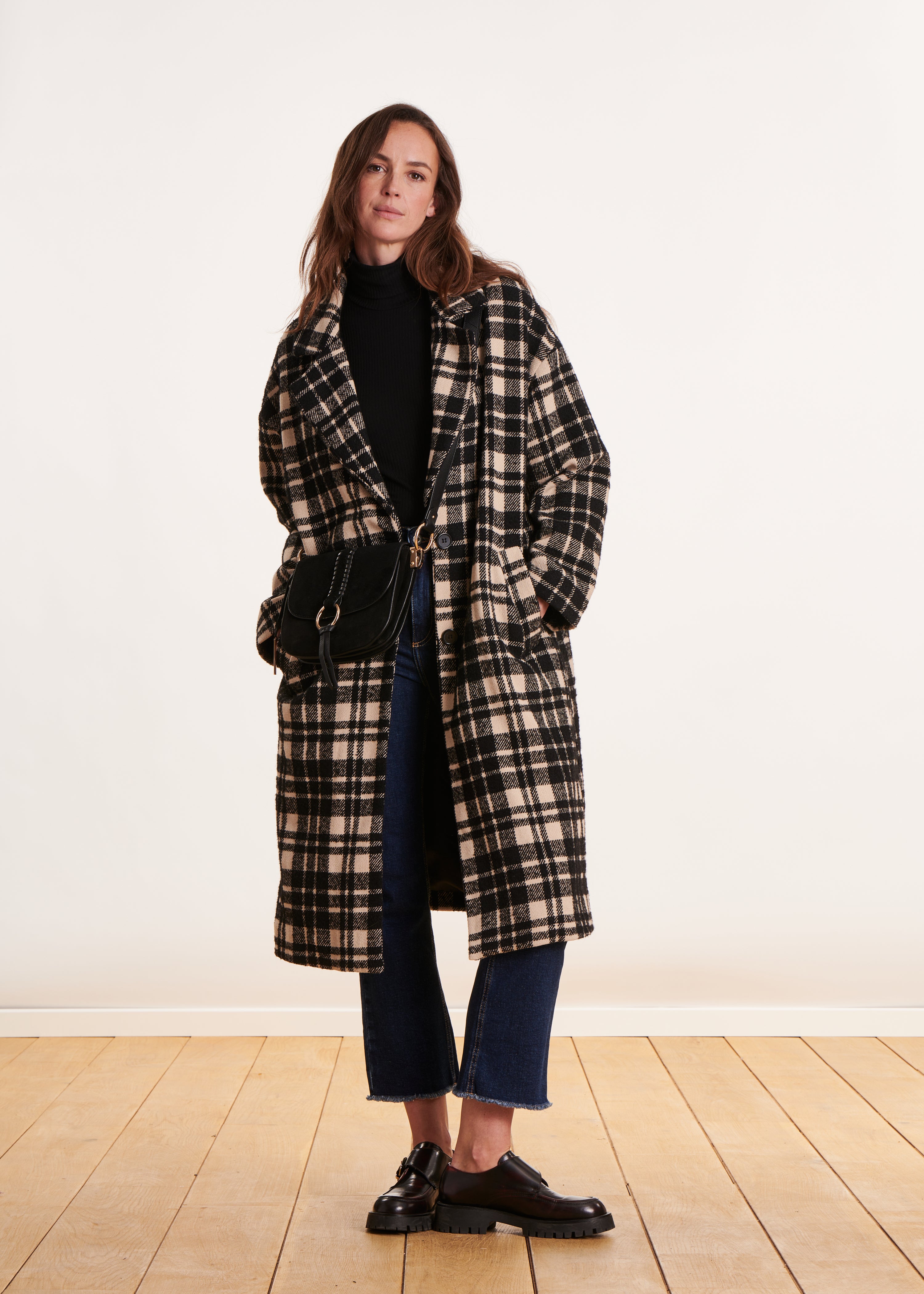 Lange oversized zwart - wit jas met reverskraag