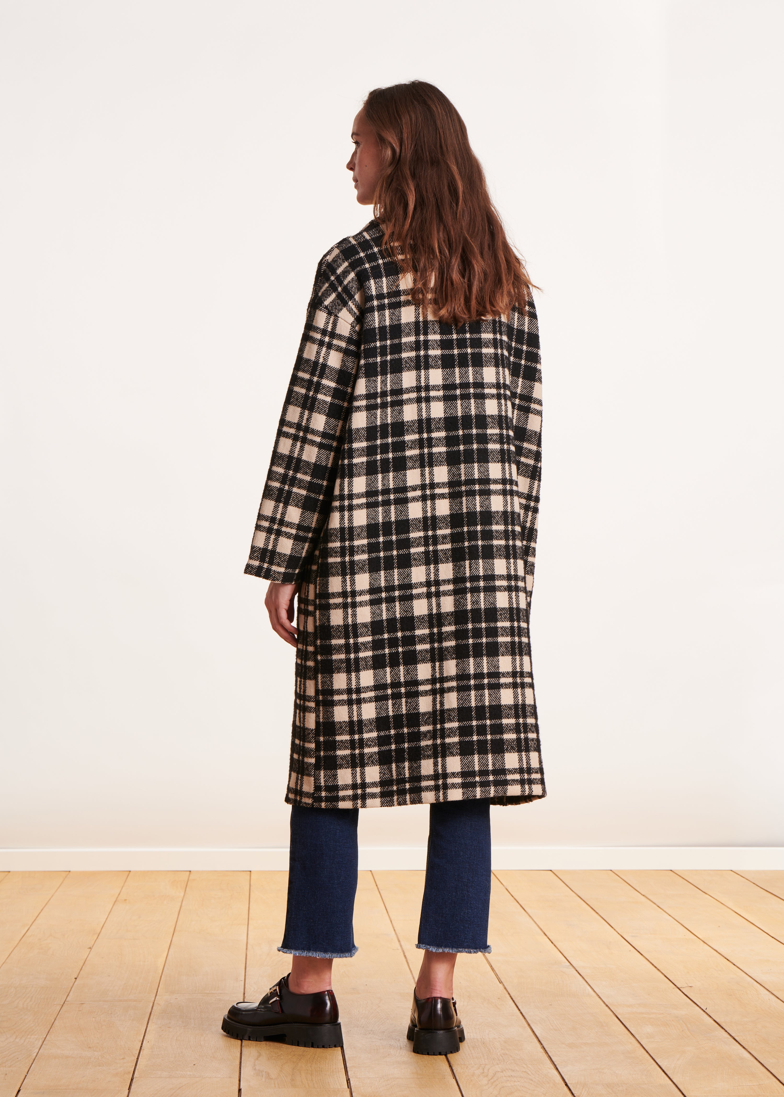 Lange oversized zwart - wit jas met reverskraag