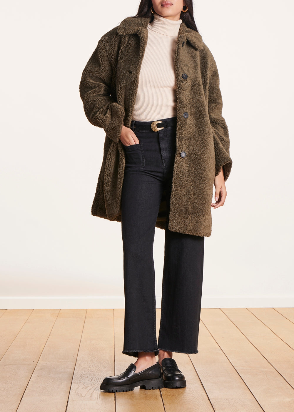 Halblanger khakifarbener Mantel mit Hemdkragen