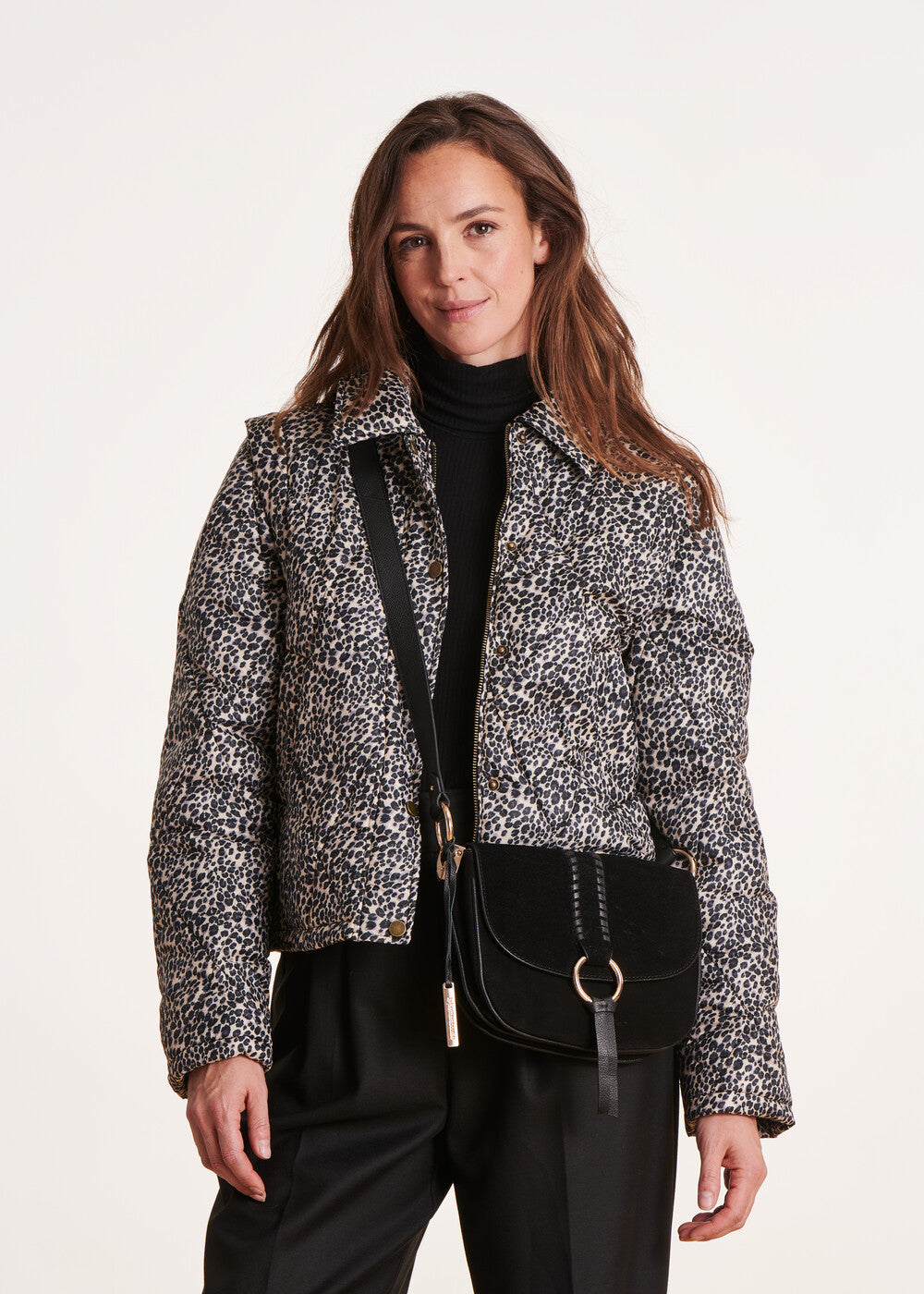 Kurze Daunenjacke mit Leopardenmuster