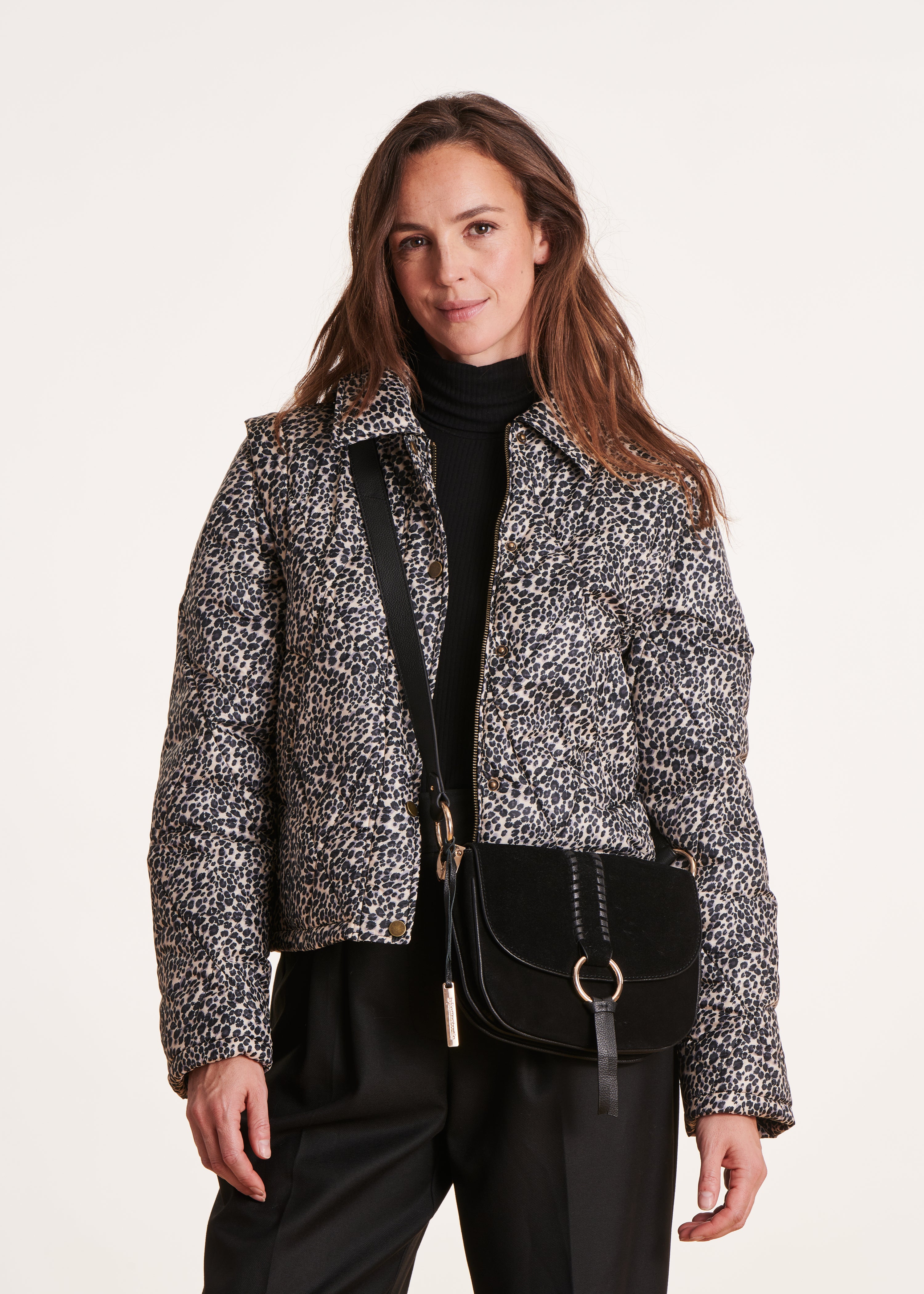 Kurze Daunenjacke mit Leopardenmuster