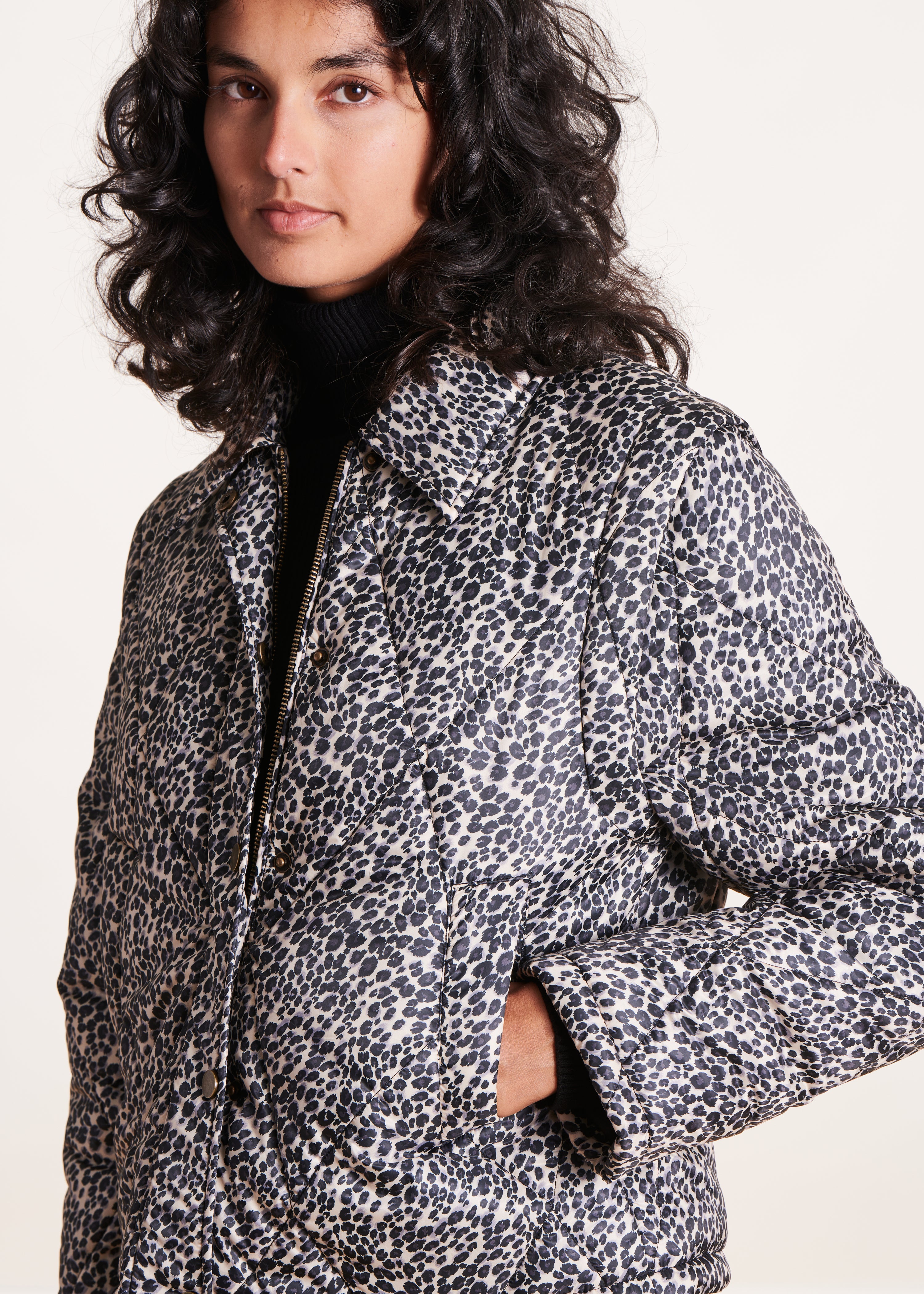 Kurze Daunenjacke mit Leopardenmuster