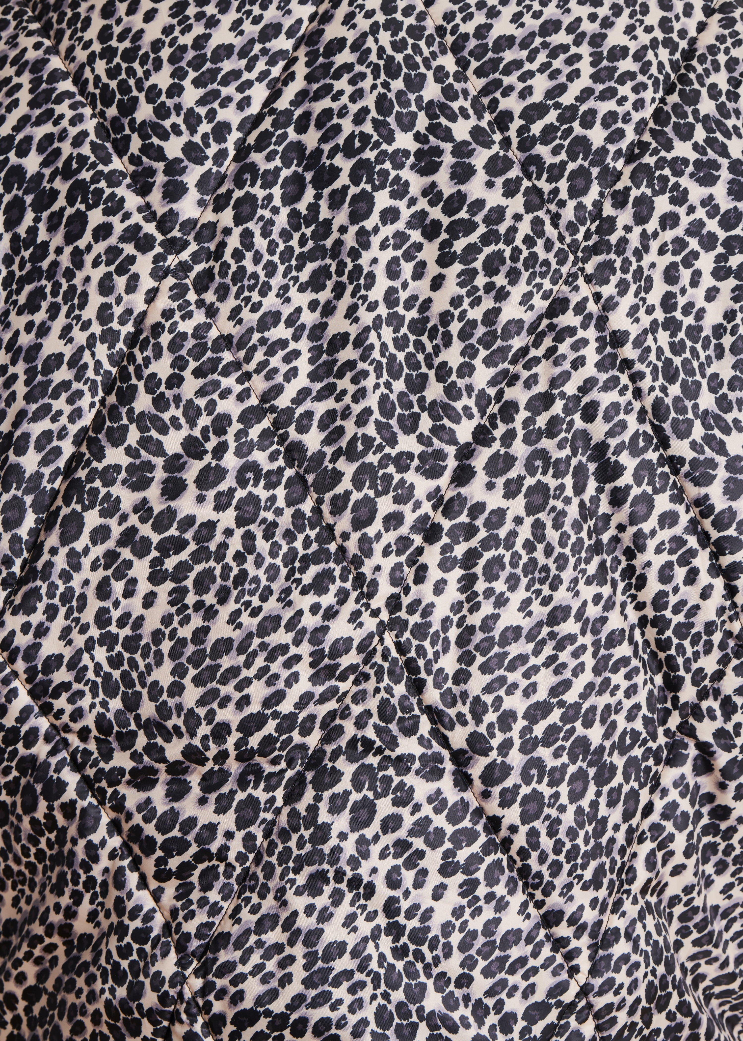 Chaqueta corta acolchada con estampado de leopardo